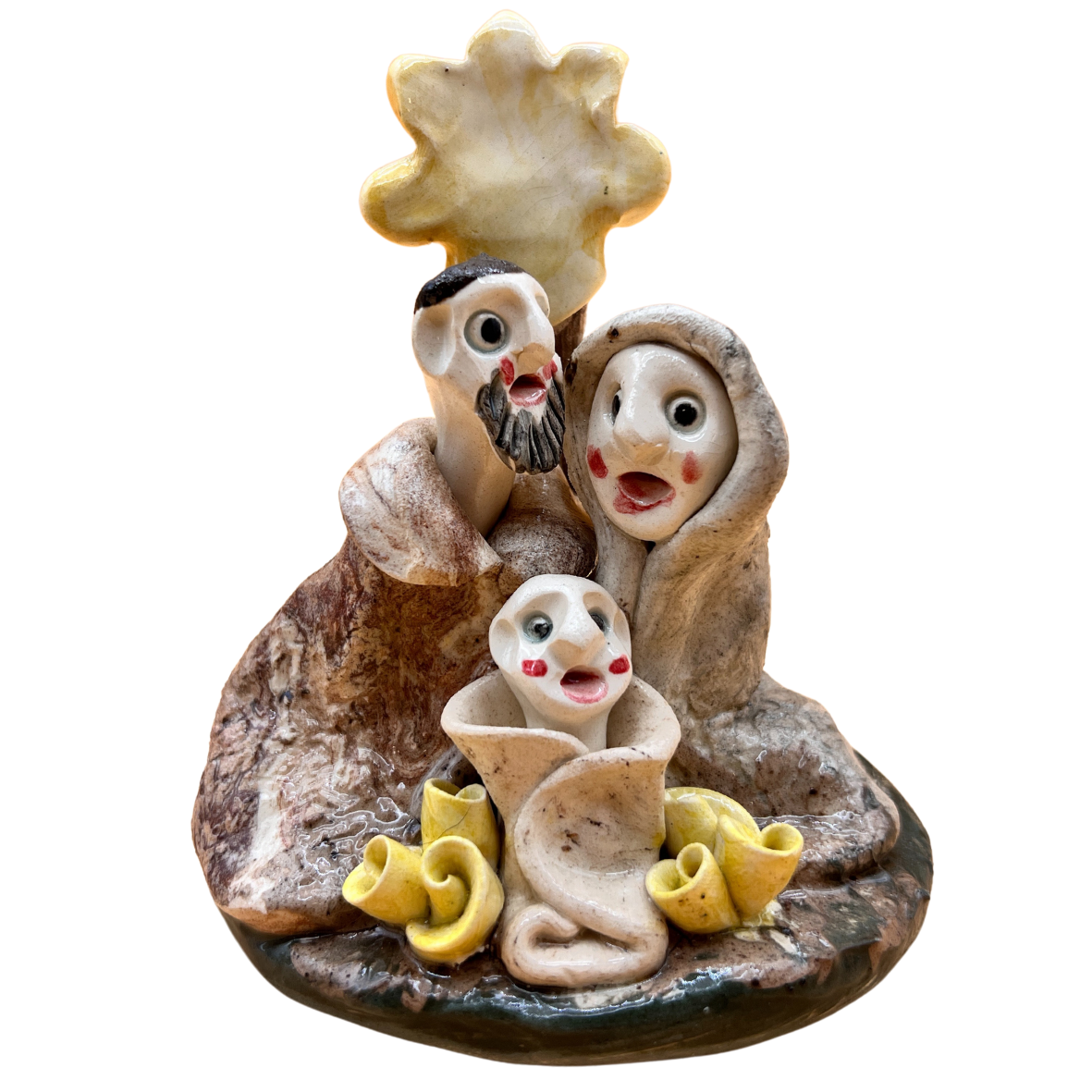 Escultura em cerâmica de família estilizada com três figuras sobre base ovalada