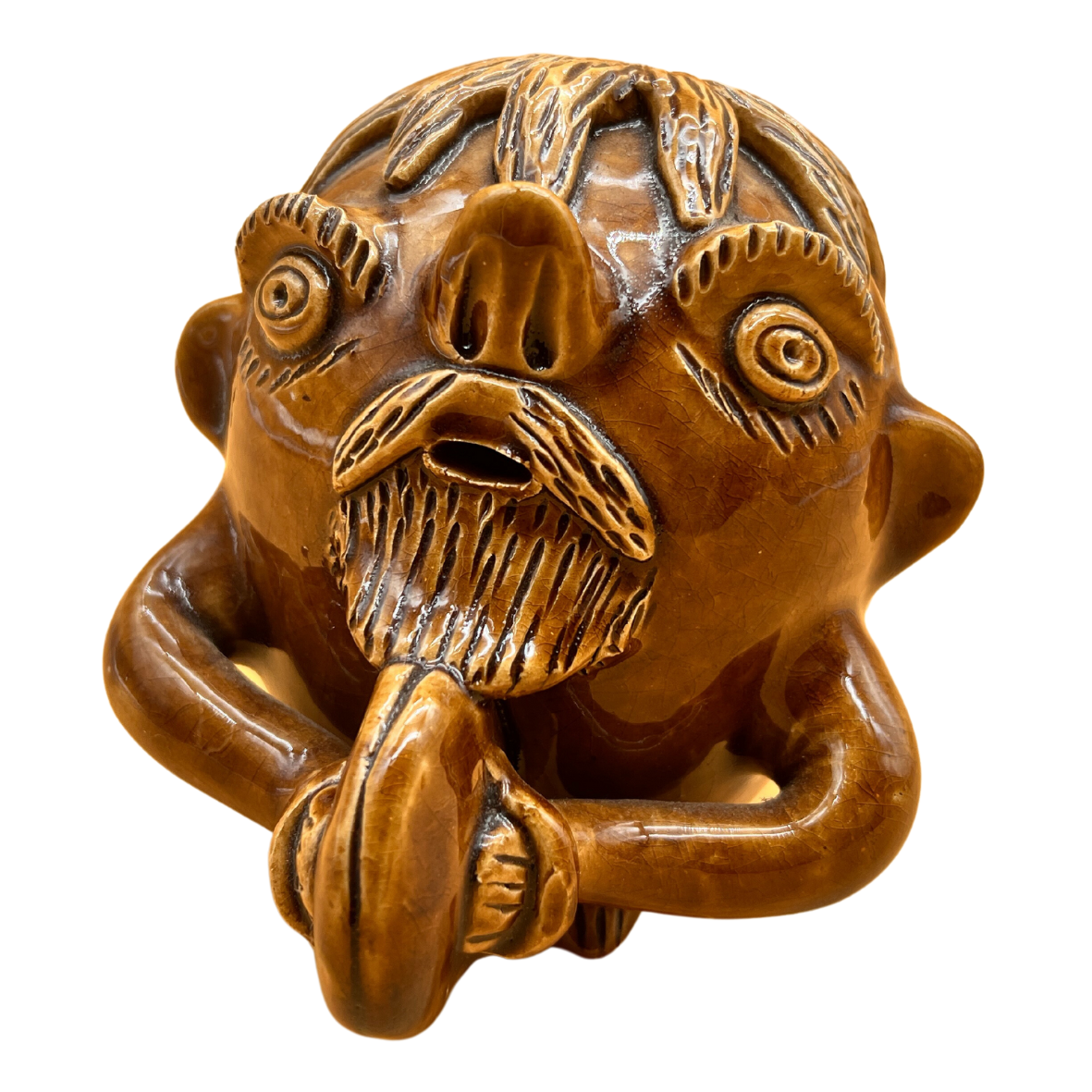 Escultura cerâmica castanha de figura humana com olhos destacados e barba