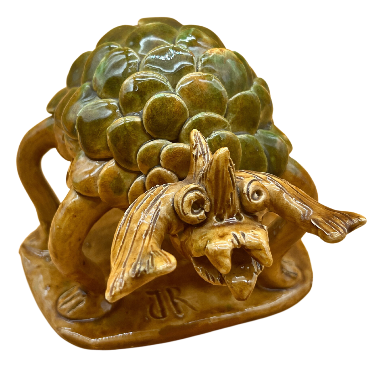 Peça decorativa de cerâmica castanha e verde em forma de tartaruga com detalhes