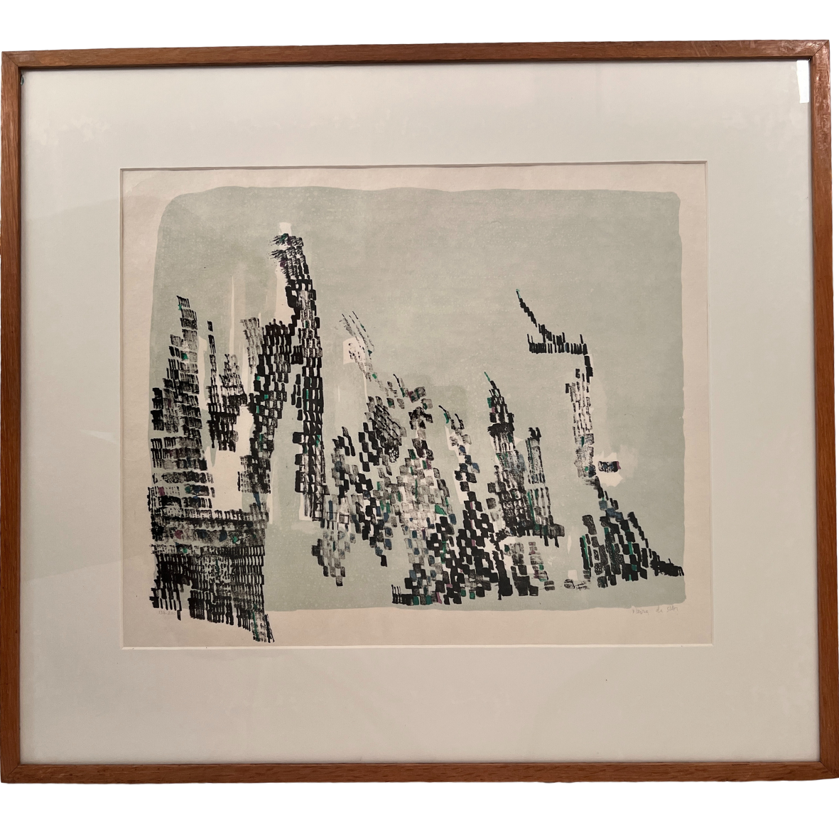 Gravura abstrata emoldurada com formas verticais em preto e tons de cinza