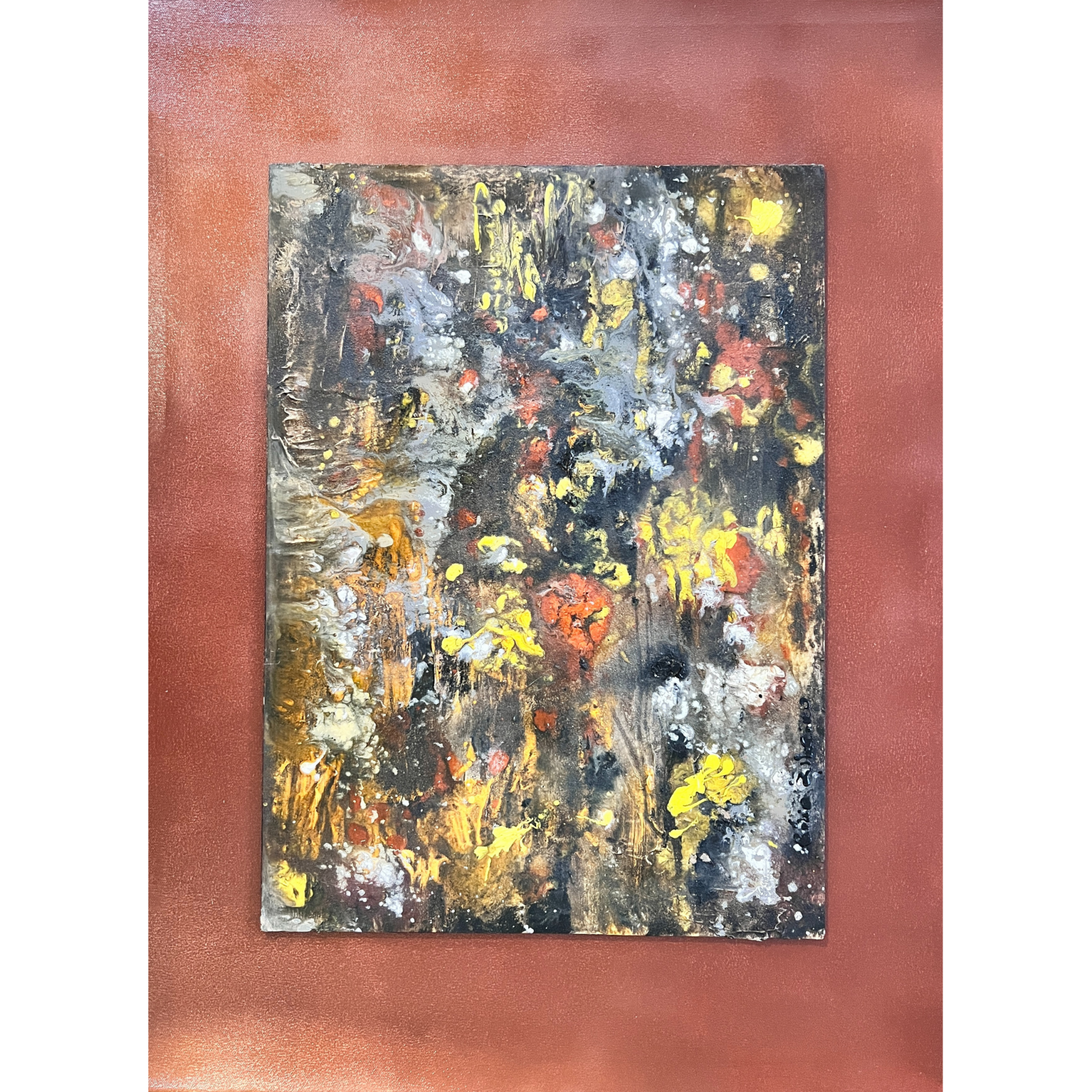 Pintura abstrata com cores vivas e parede salmão