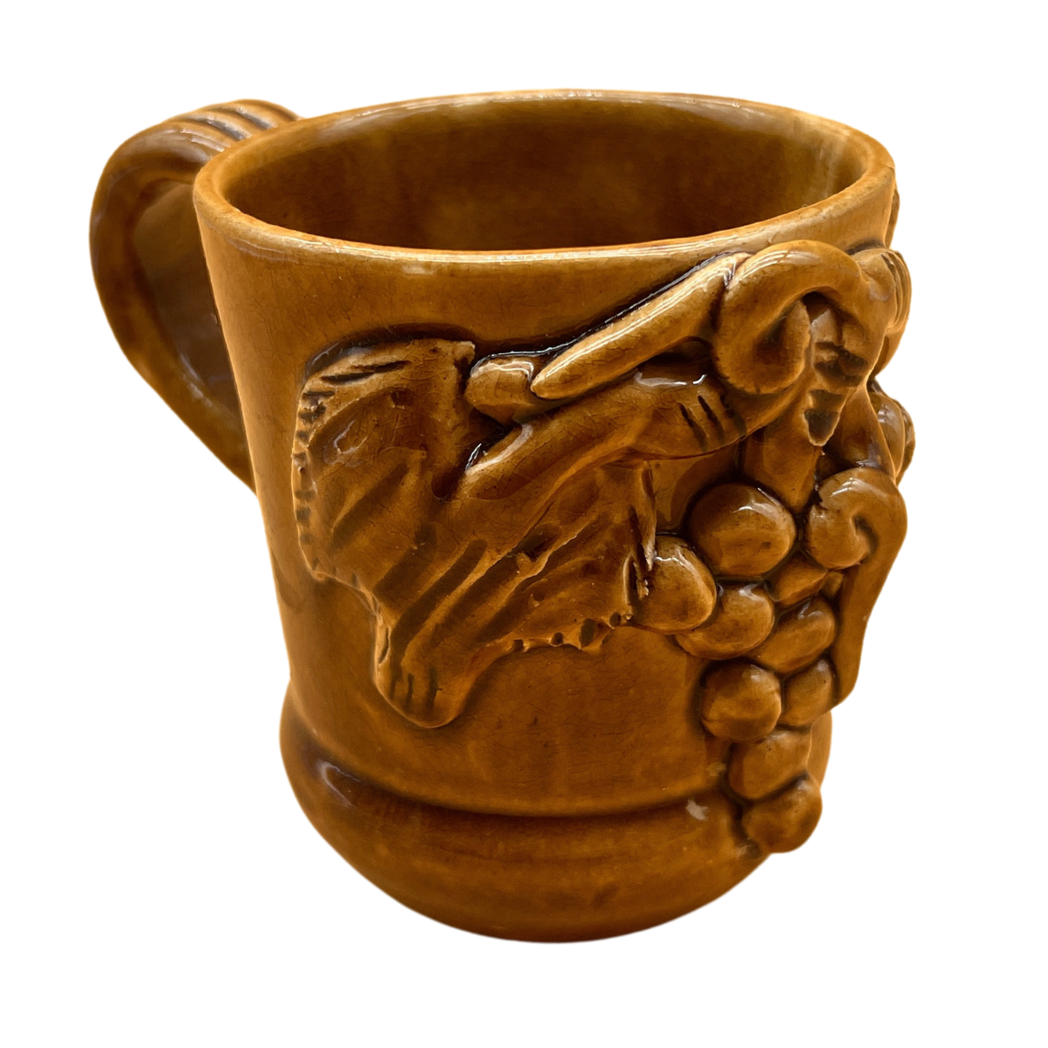 Caneca de cerâmica castanha com relevo decorativo de uvas e folhas