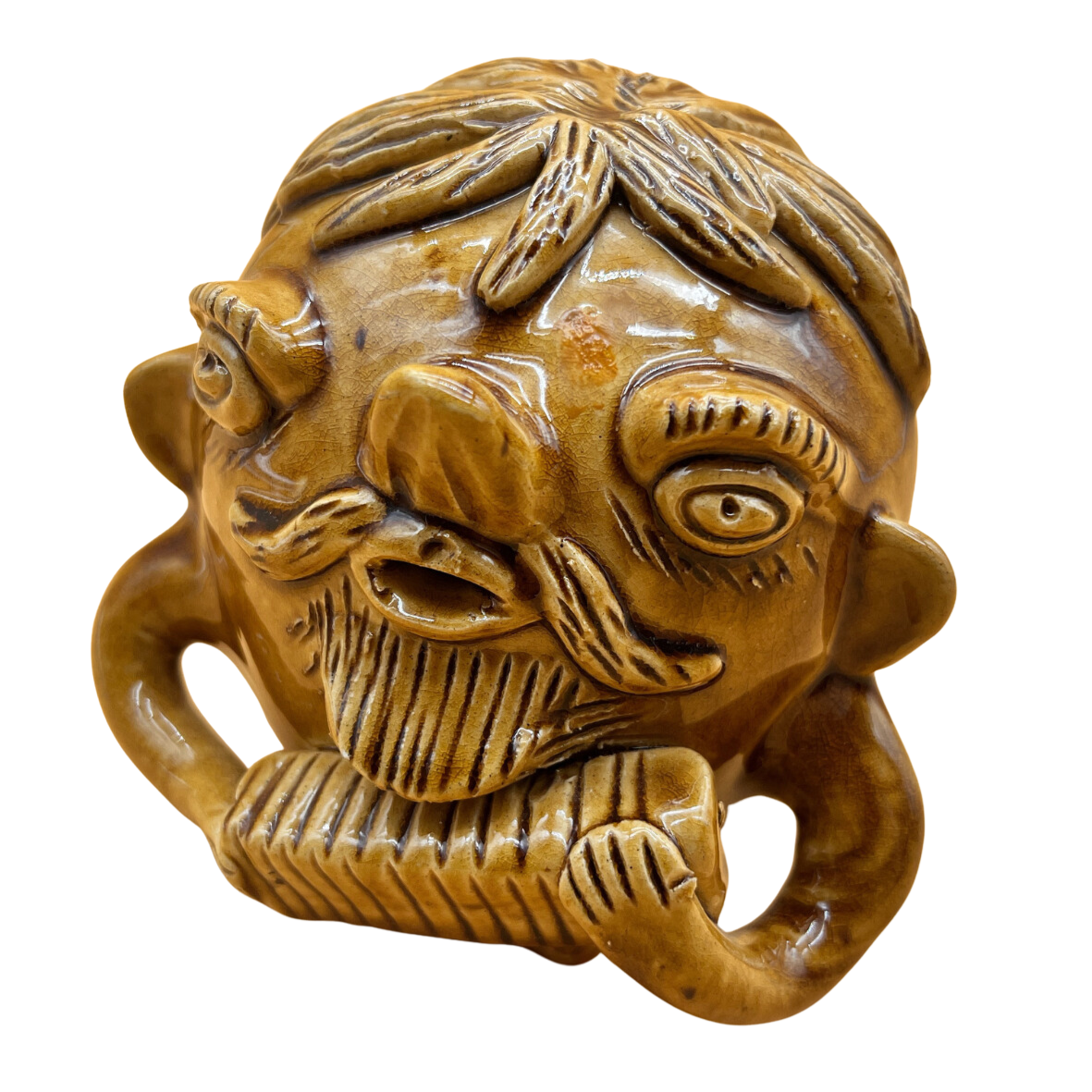 Escultura cerâmica castanha rosto humano com barba e bigode mãos apoiando o queixo