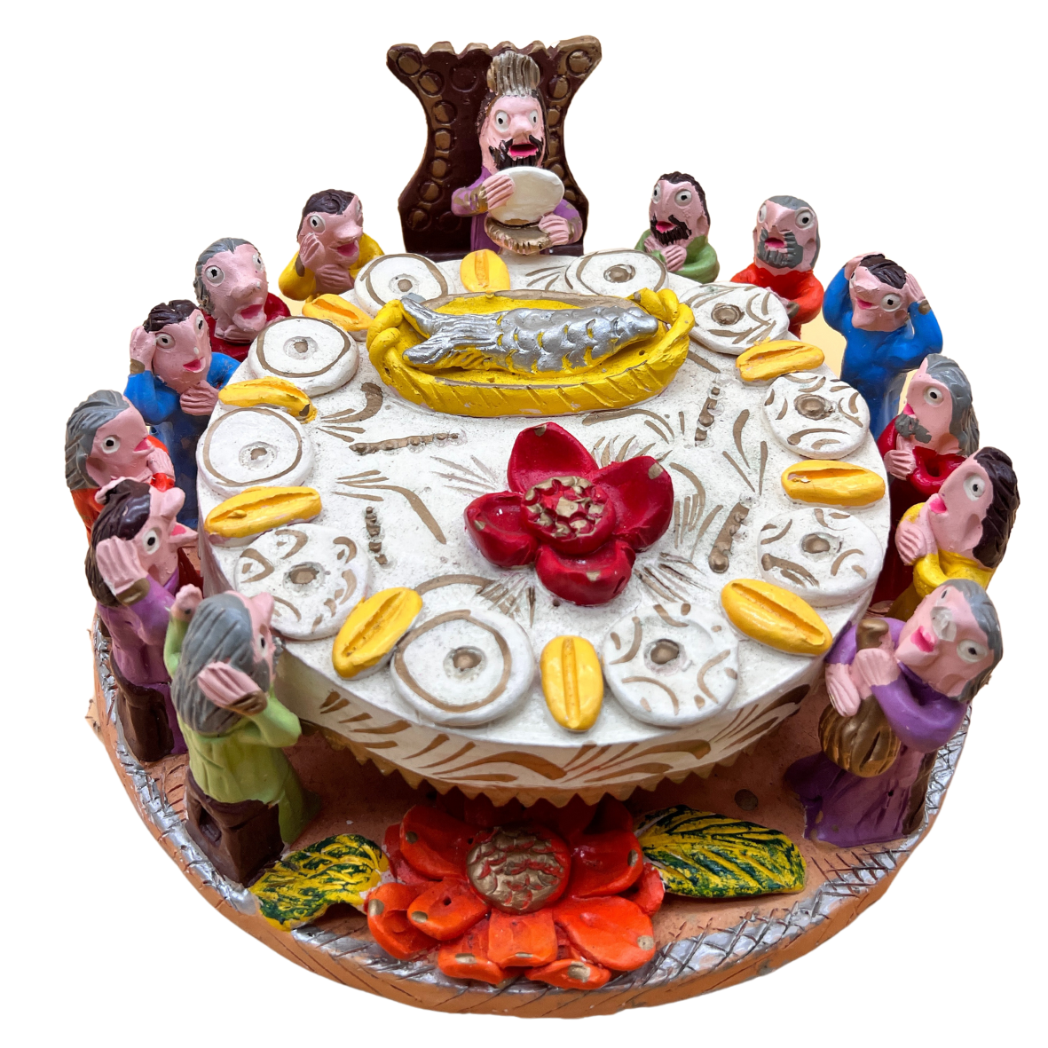Peça cerâmica da Última Ceia com 13 figuras em volta de mesa redonda, peixe e flores.