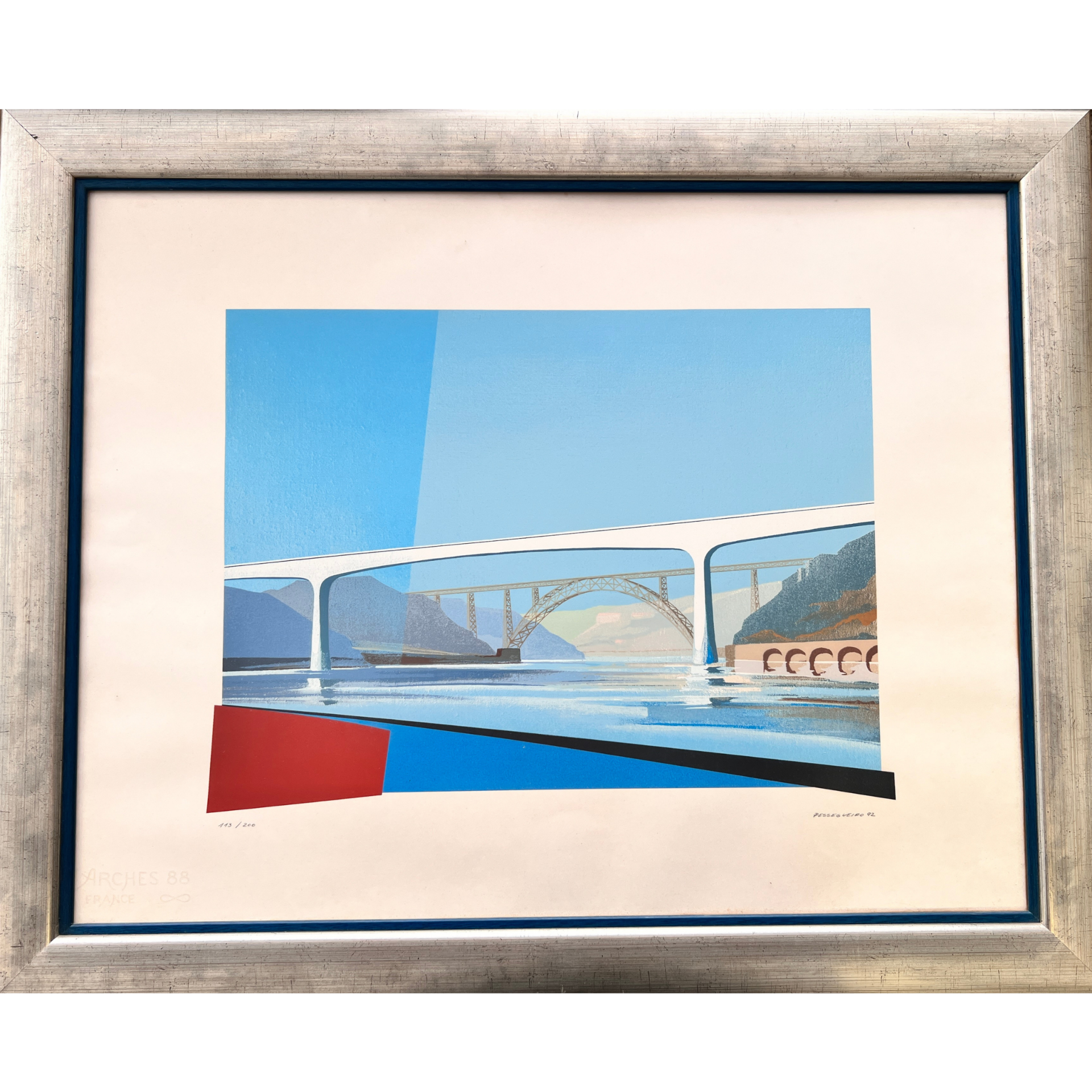 Ilustração de pontes sobre rio com fundo de montanhas, emoldurada em prateado