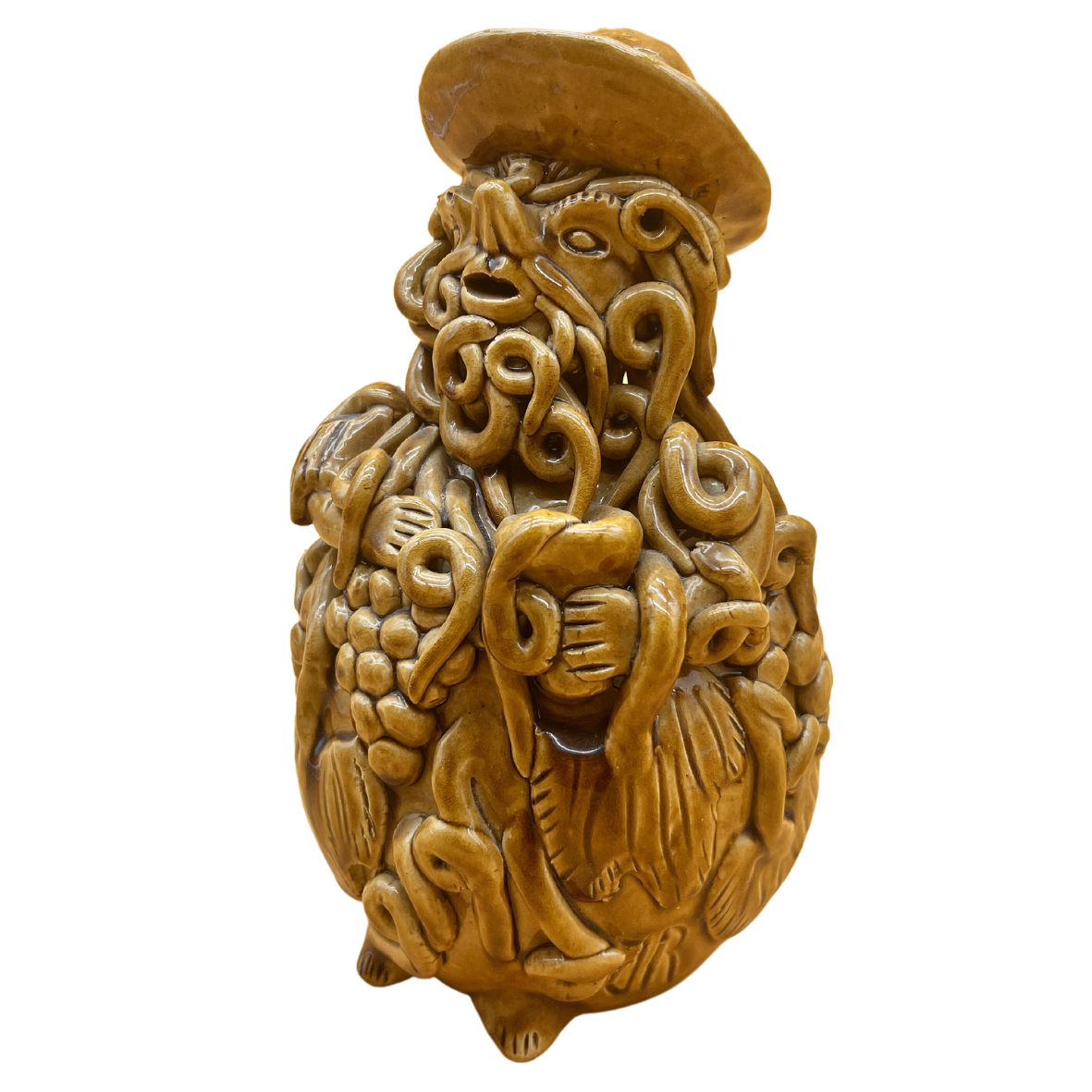 Escultura de cerâmica marrom de figura humana com barbas e chapéu