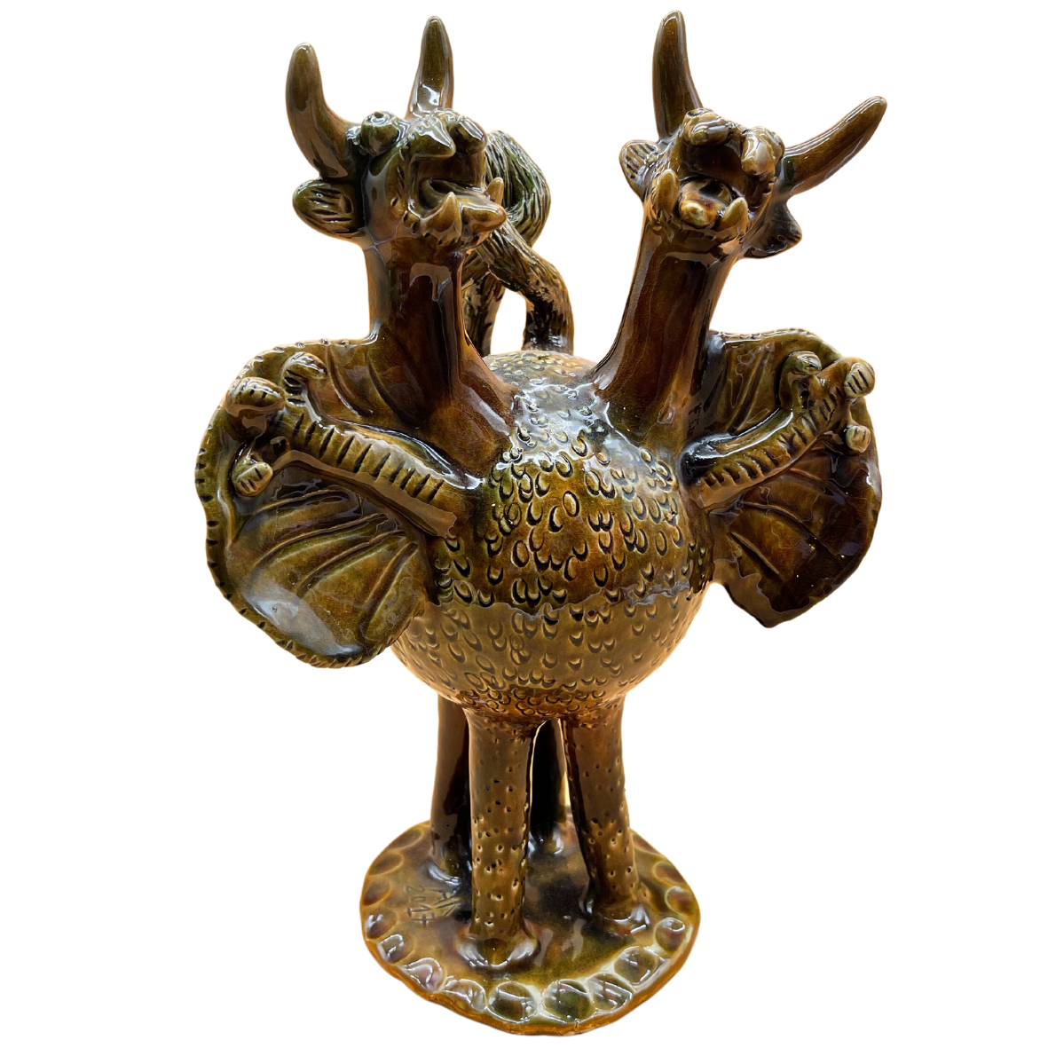 Estátua cerâmica castanha com três cabeças de dragão e asas em relevo