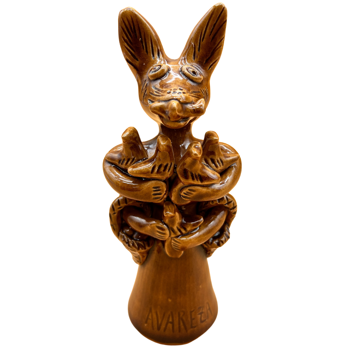 Escultura de cerâmica marrom de um animal com orelhas grandes segurando pássaros