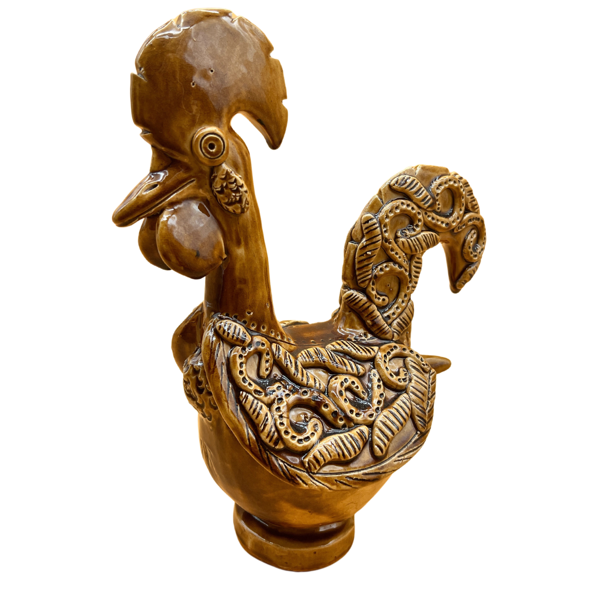 Escultura de cerâmica castanha em forma de galo com detalhes texturizados