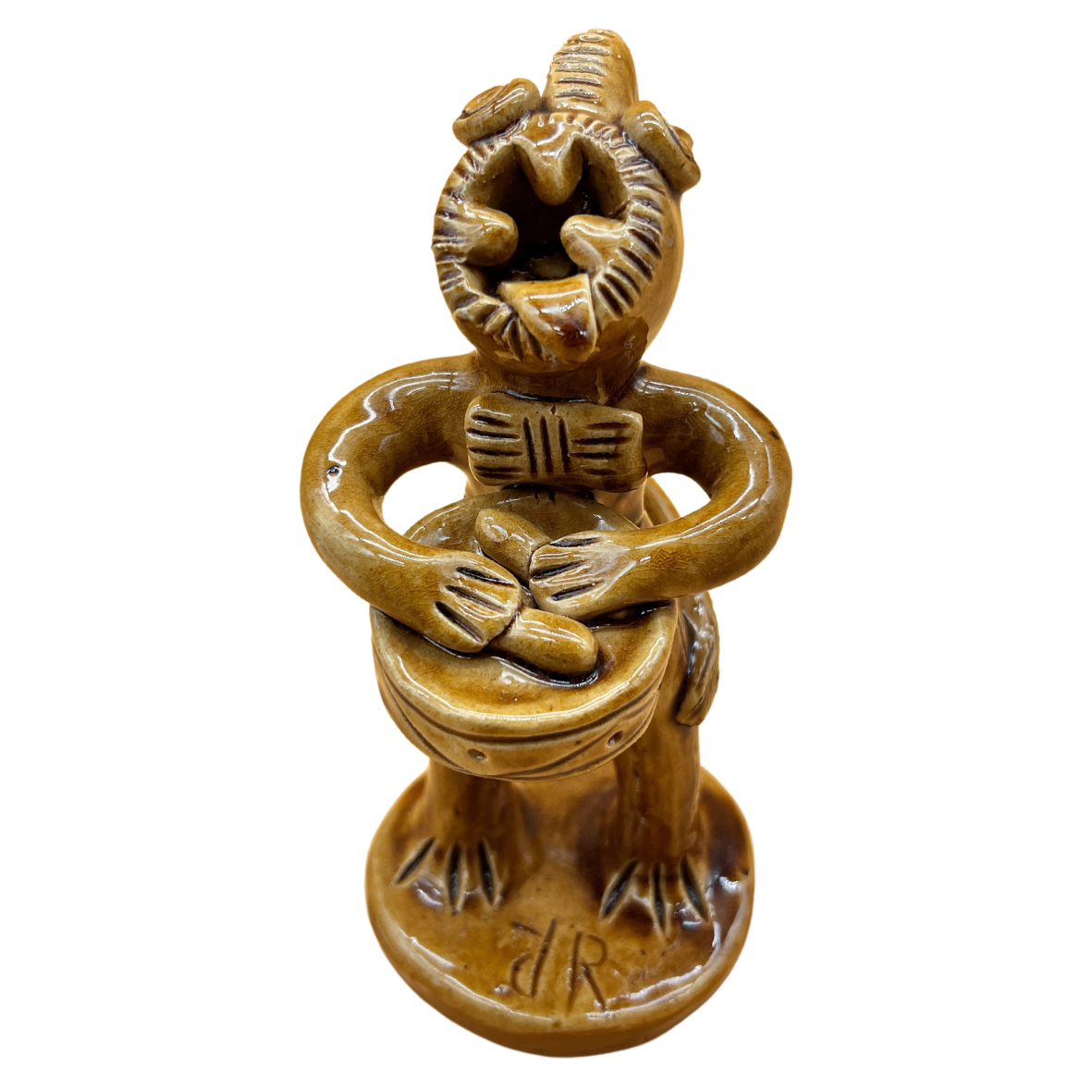 Pequena estátua de cerâmica castanha representando figura humana com tambor