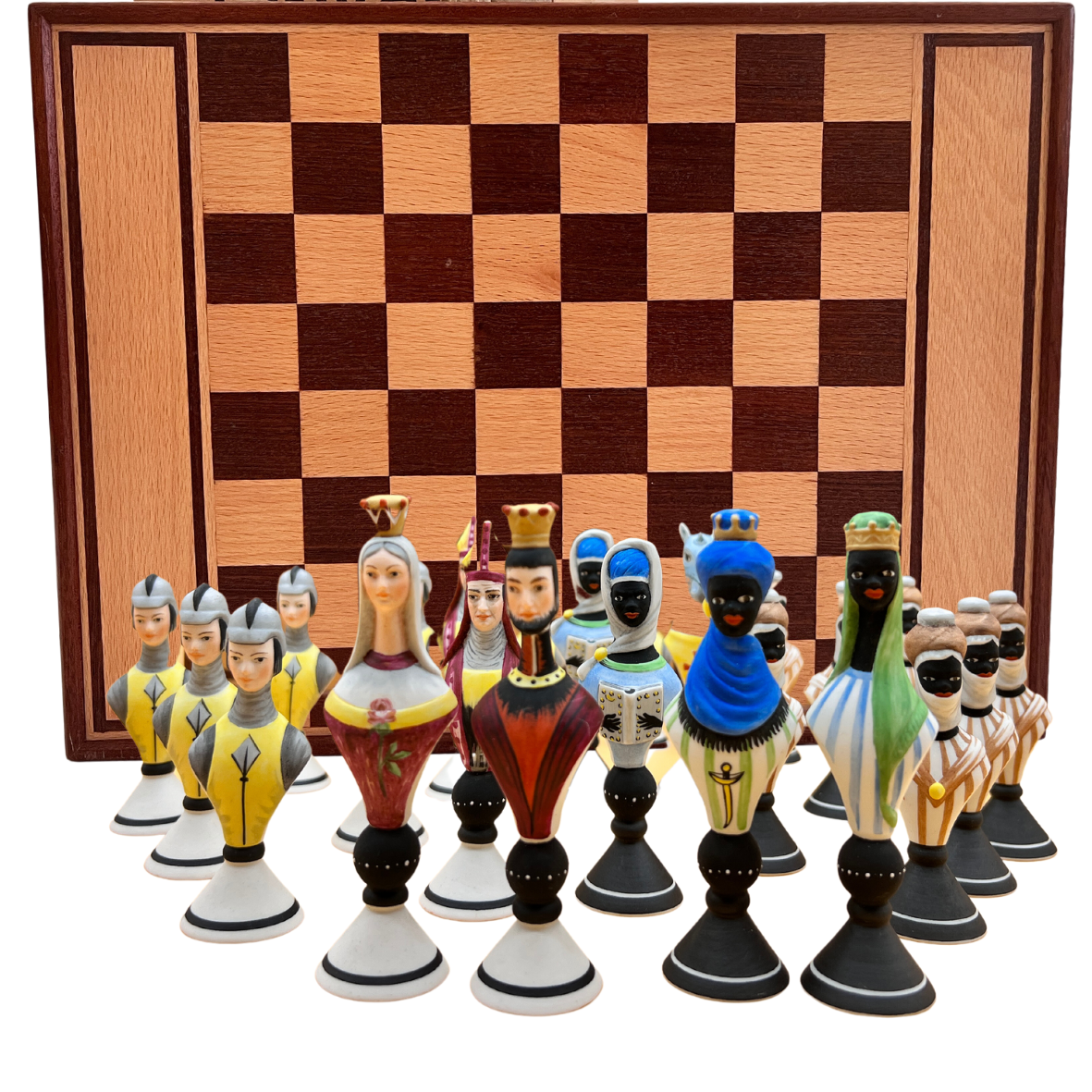 Jogo de xadrez com peças pintadas à mão e tabuleiro de madeira