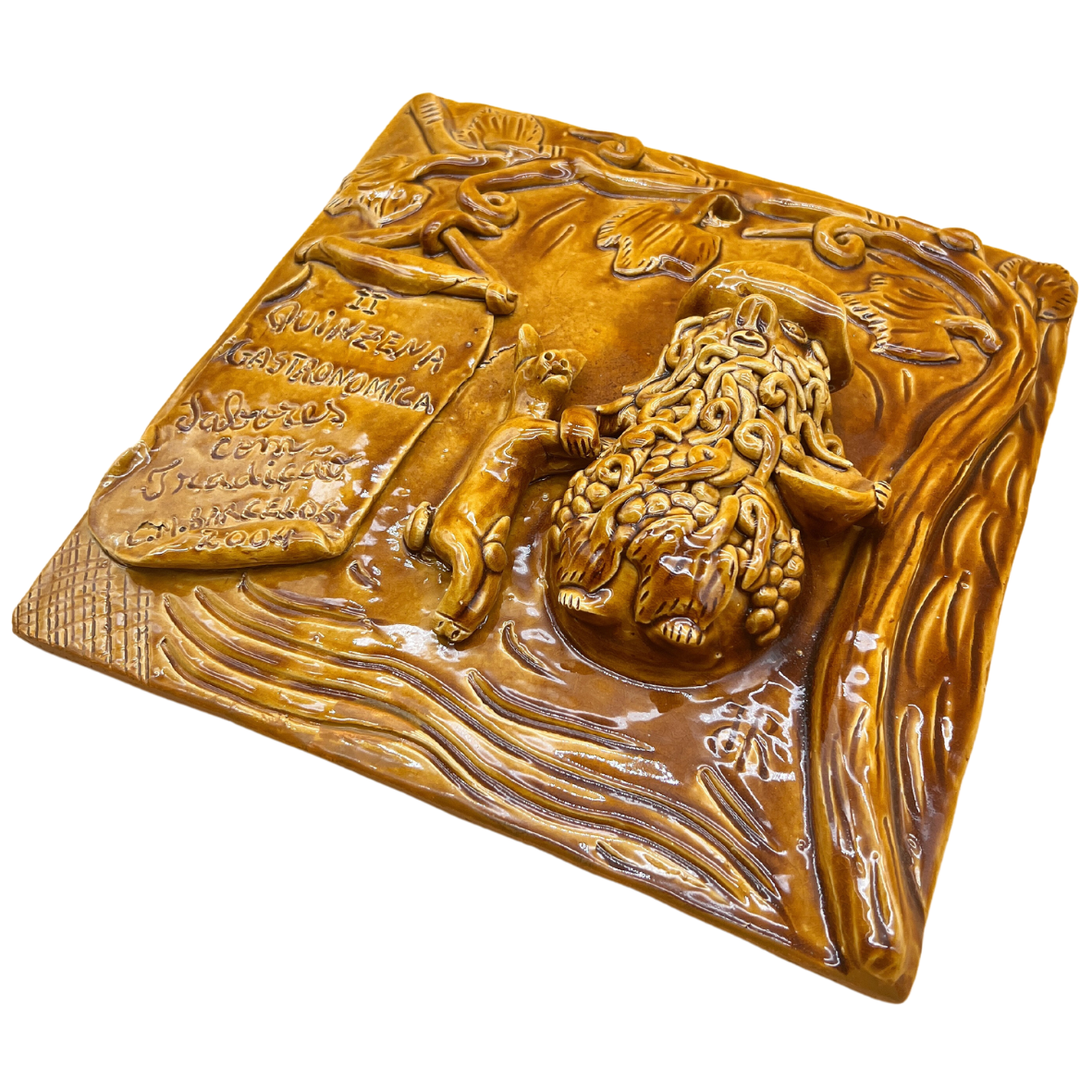 Painel decorativo em cerâmica vidrada castanha com relevo de árvore, folhas e texto em relevo.