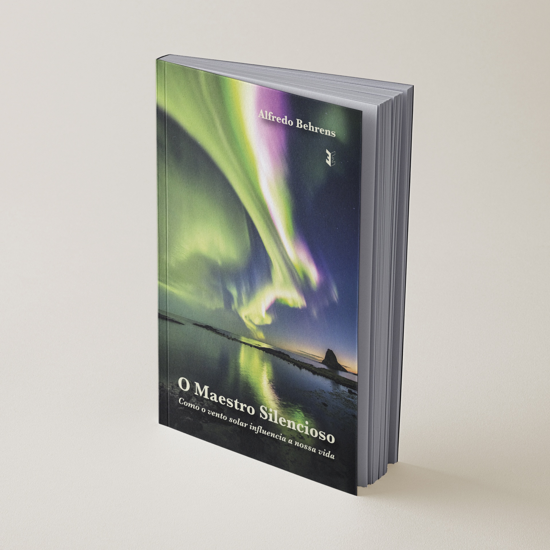 Livro capa mole com imagem de luzes do norte e texto O Maestro Silencioso de Alfredo Behrens