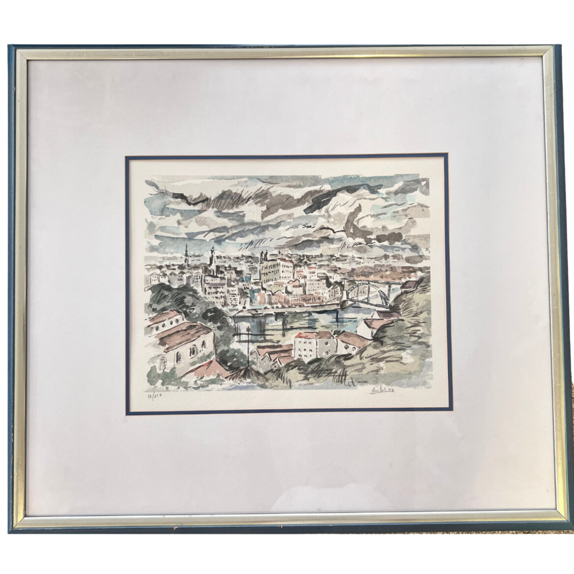 Quadro com pintura a aguarela e lápis de cor de paisagem urbana com ponte e rio