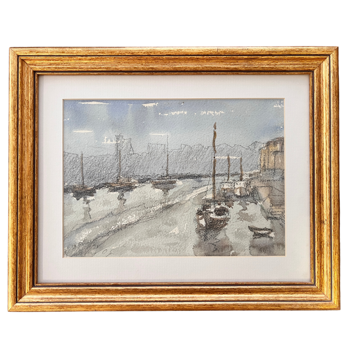 Quadro emoldurado com pintura de barcos à vela num cenário marítimo cinzento