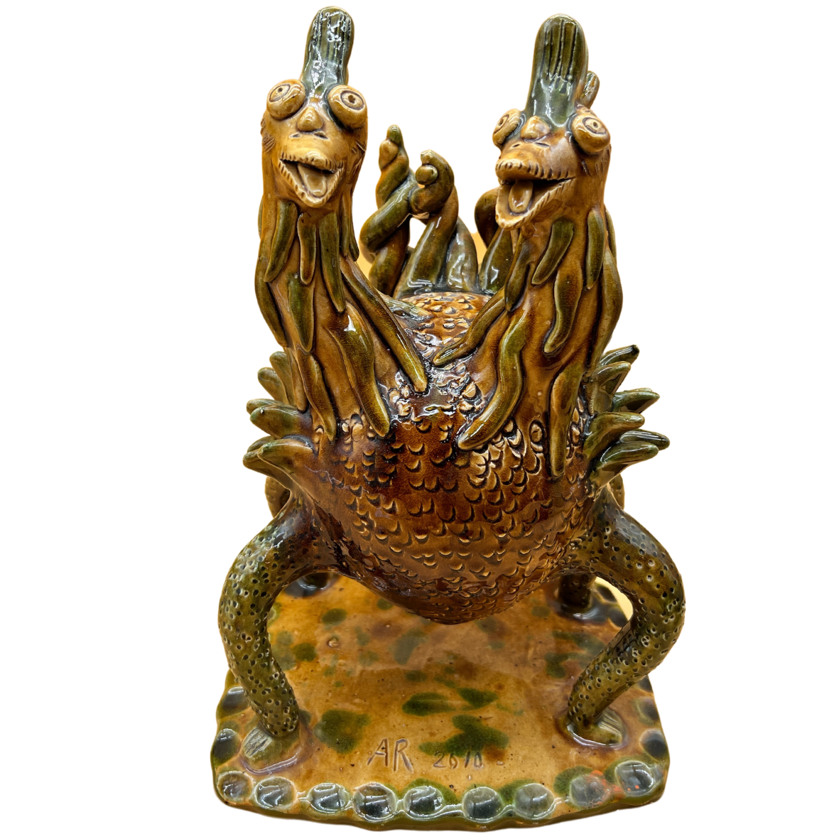 Escultura cerâmica de animais fantásticos com duas cabeças em tons castanhos e verdes