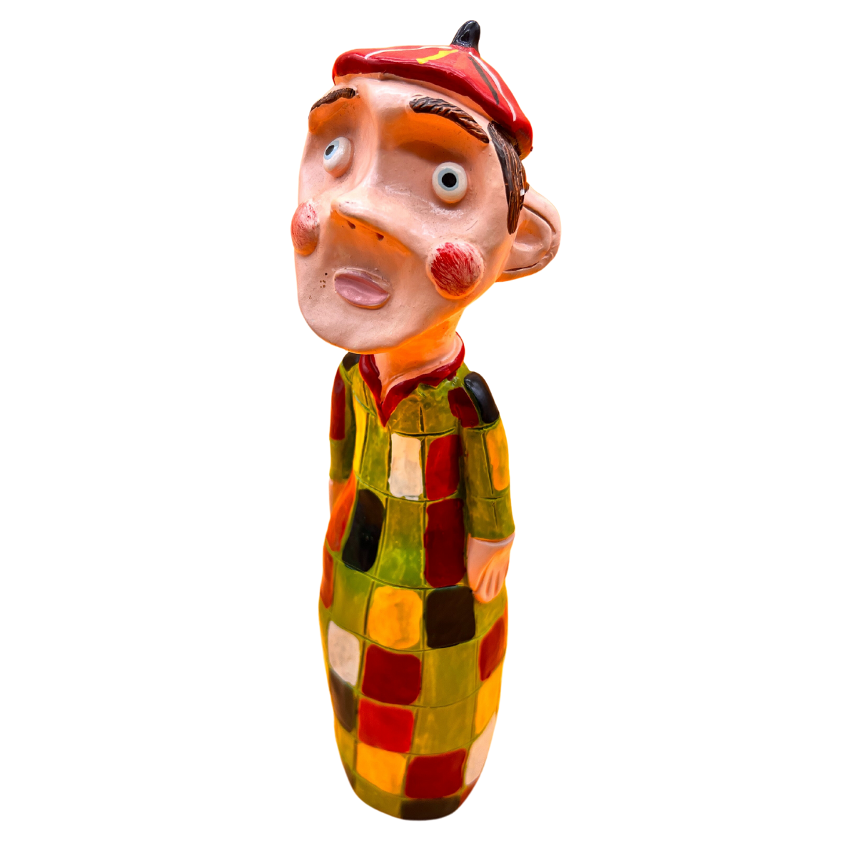 Estátua decorativa de homem com boina vermelha e roupa quadriculada colorida