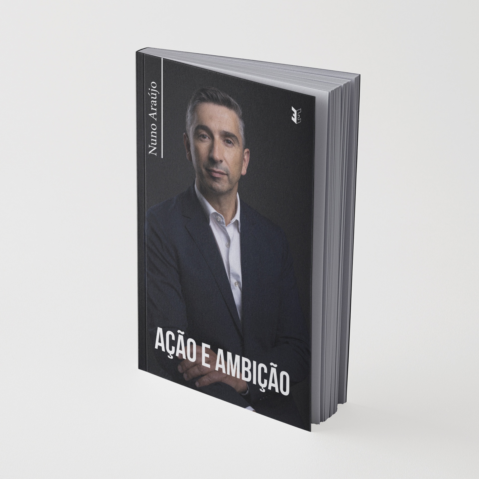 Livro com capa preta com fotografia de homem em roupa formal e textos Nuno Araújo e AÇÃO E AMBIÇÃO
