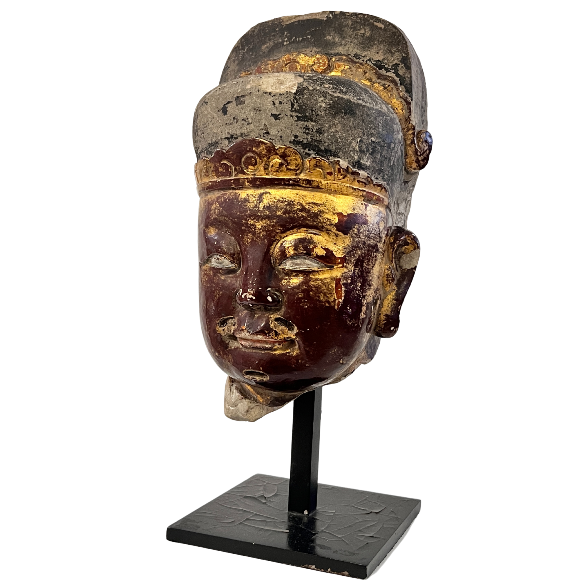 Escultura de cabeça em madeira dourada e castanha montada numa base preta