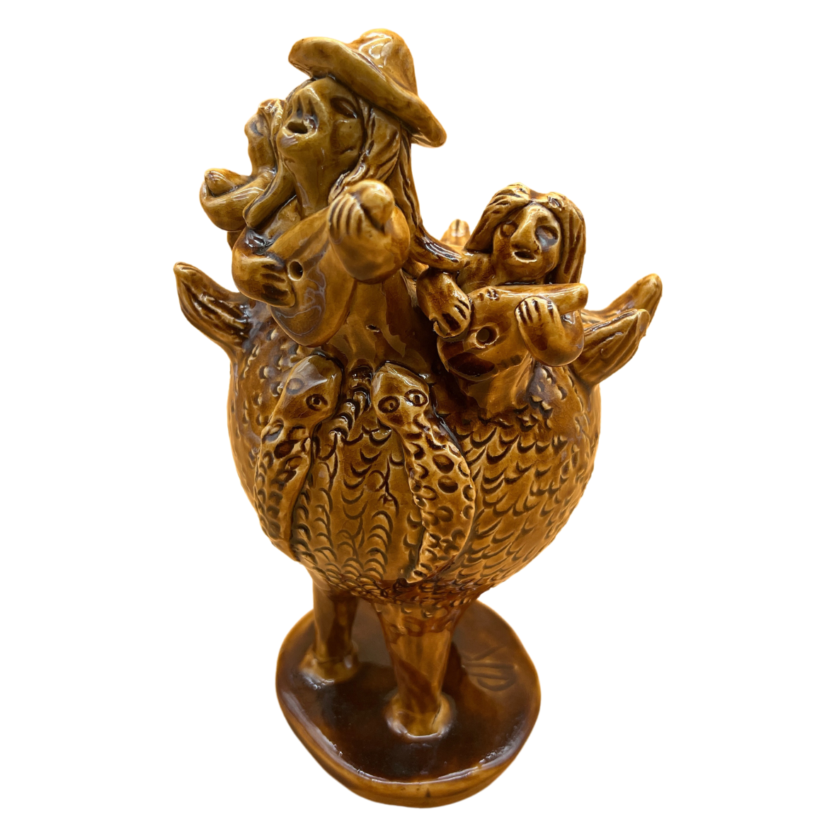 Escultura decorativa de cerâmica castanha com três figuras humanas e textura gravada