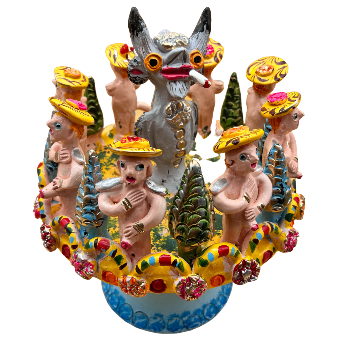 Figura cerâmica multicolorida com personagens nus de chapéu e figura central cinza com cigarro