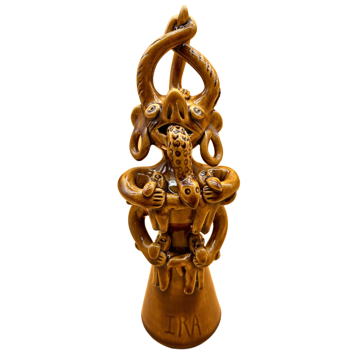 Escultura em cerâmica castanha com figura abstrata e palavra IRA na base