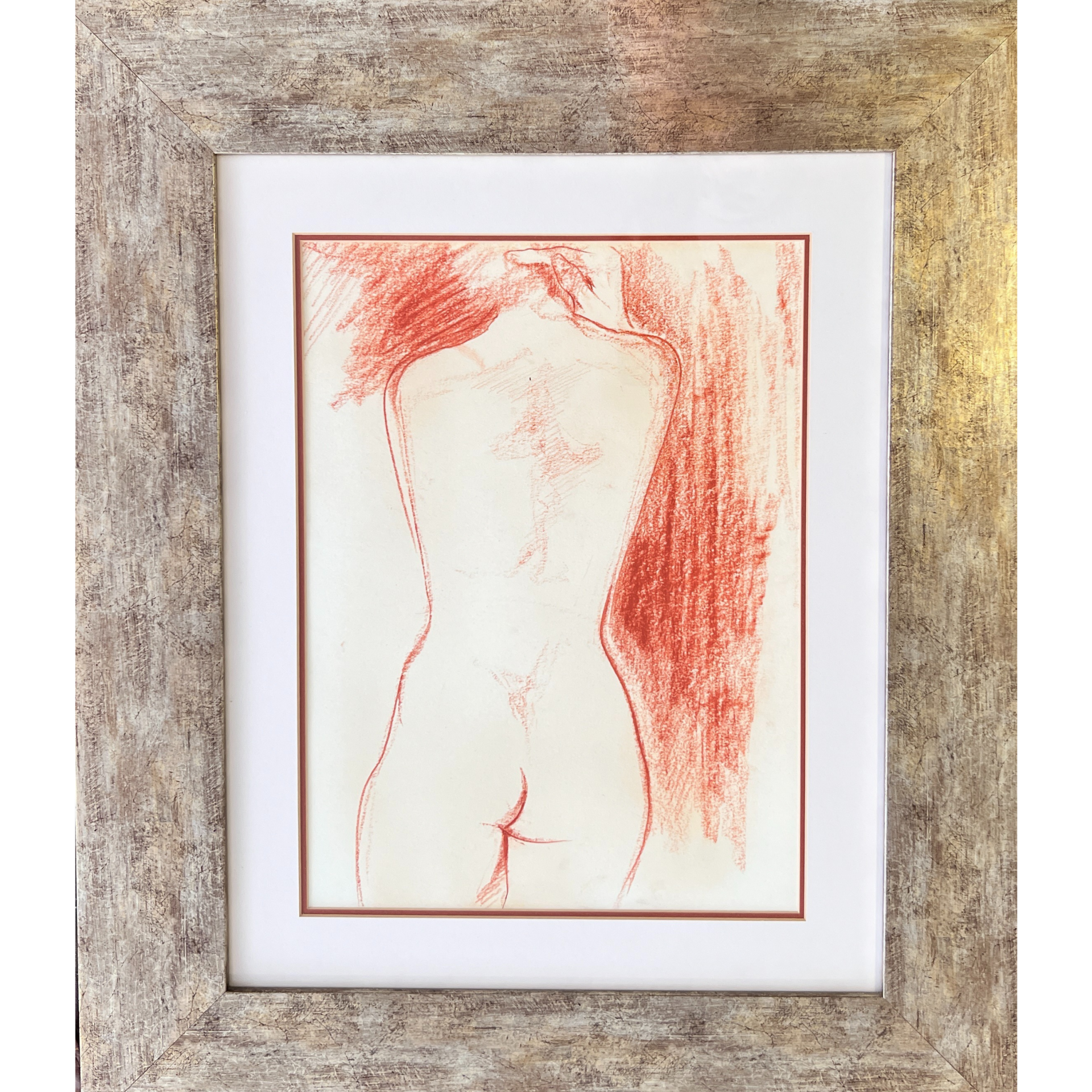 Desenho a lápis vermelho de figura humana feminina de costas emoldurado com moldura de madeira envelhecida.