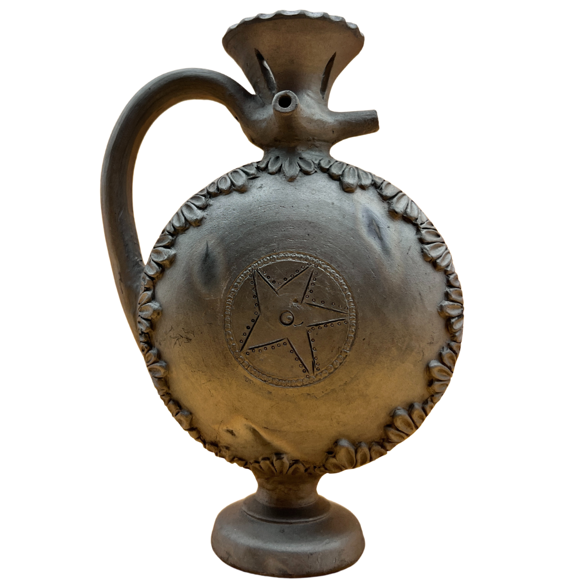 Jarro de cerâmica castanho com padrão de estrela e alça grande