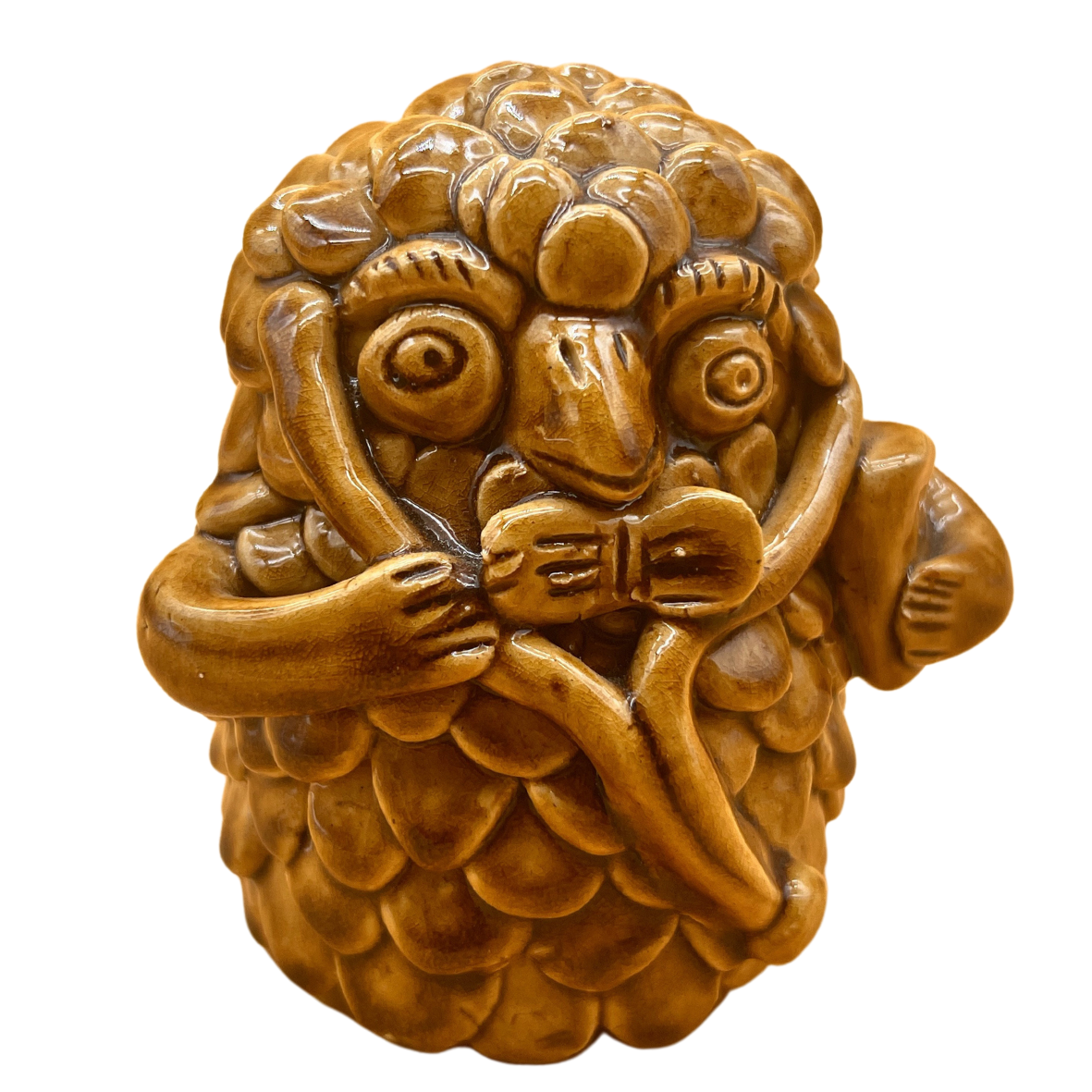 Escultura em madeira de figura humana com textura de escamas e expressão detalhada