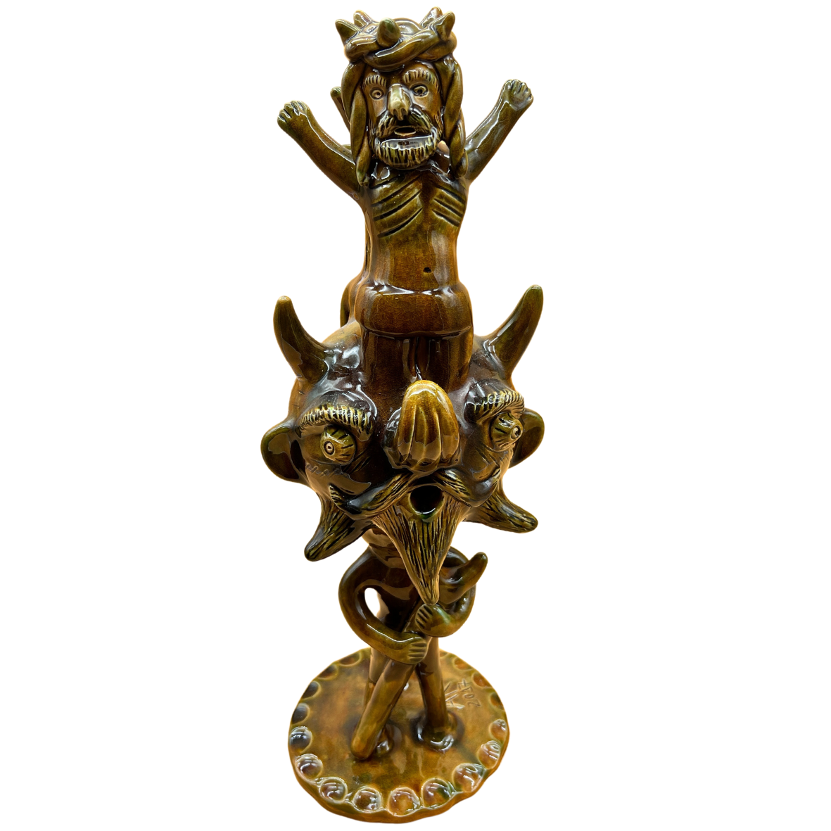 Estátua cerâmica castanha com figuras humanas e animais empilhados