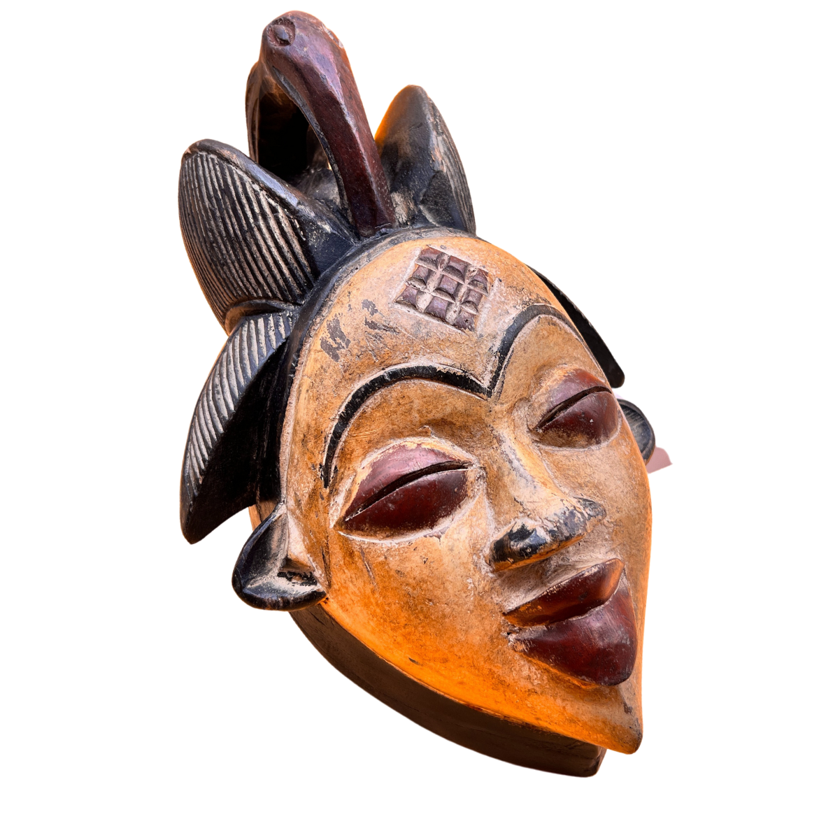 Máscara artesanal de madeira pintada em tons de laranja, preto e vermelho com relevo no topo