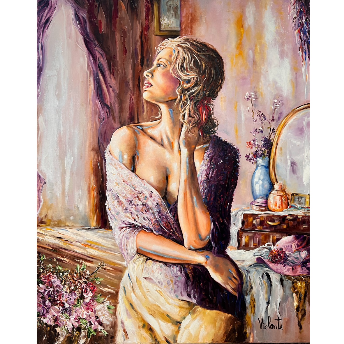 Pintura de uma mulher com xale lilás e vestido bege em ambiente interior com flores e espelho.