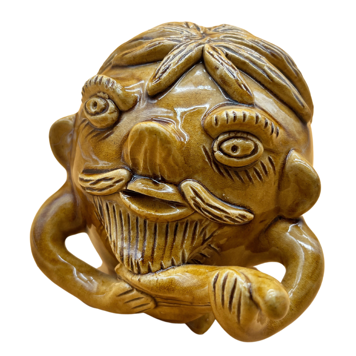 Figura decorativa em cerâmica vidrada castanha com rosto caricatural e braços curvos