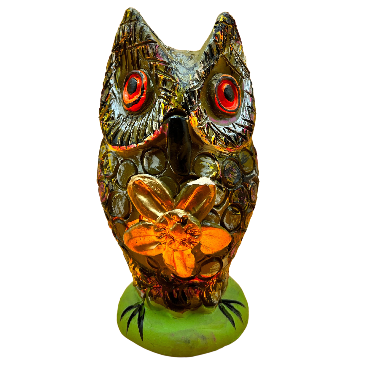 Estatueta de coruja castanha com olhos vermelhos e flor dourada, base verde