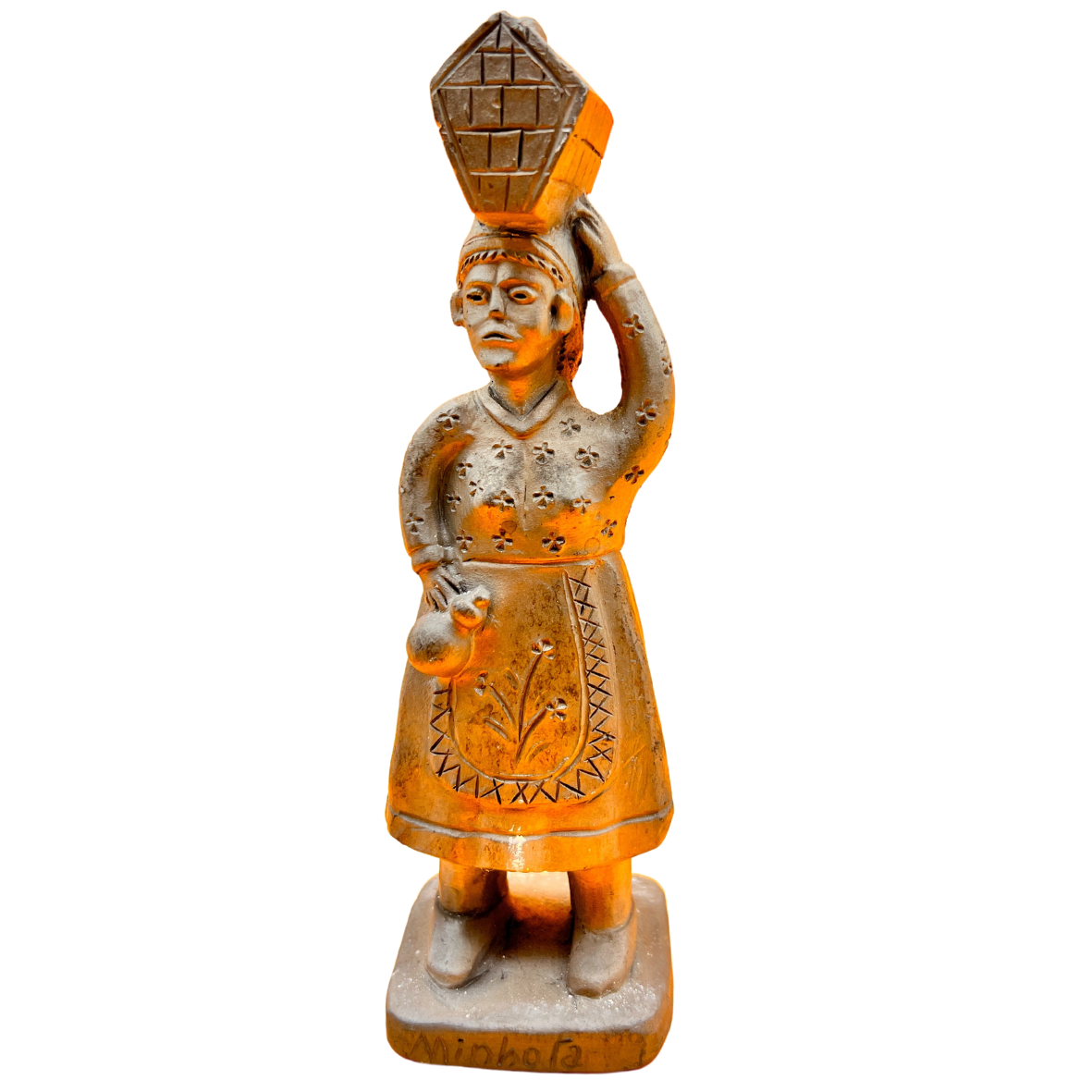 Estatua de cerâmica de mulher com caixa na cabeça e vestido decorado