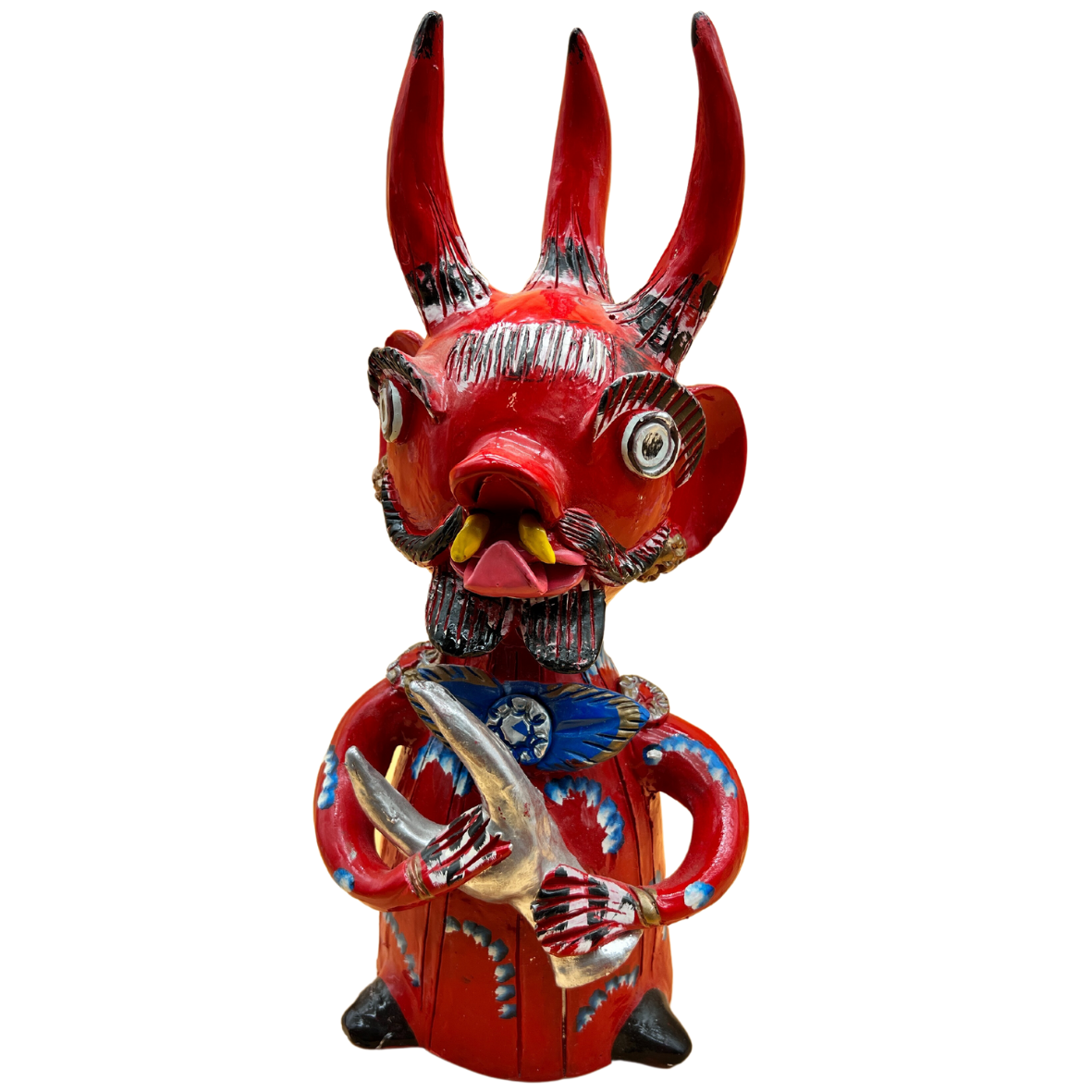 Escultura vermelha em cerâmica com três chifres e detalhes coloridos