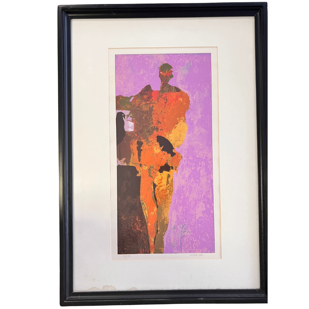 Quadro com pintura abstrata de figura humana em tons laranja, roxo e preto numa moldura preta