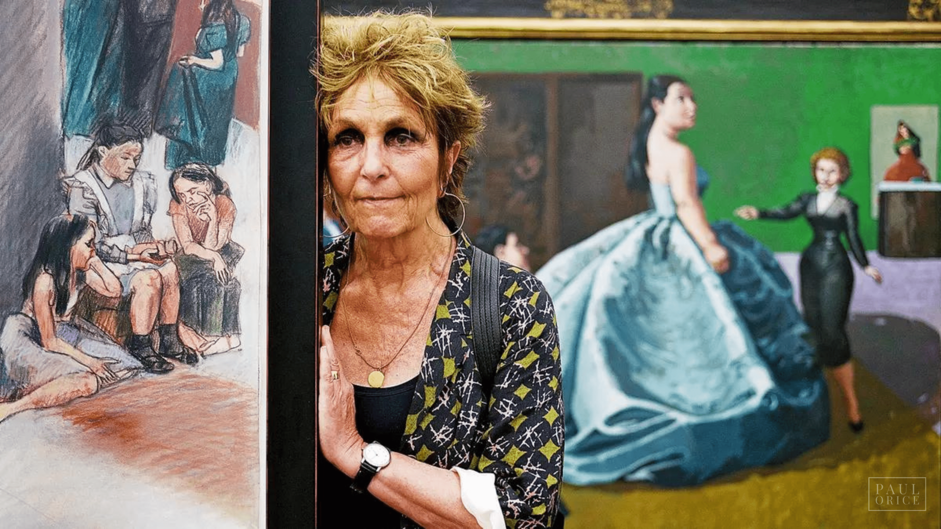 Mulher em galeria de arte com pinturas coloridas ao fundo.