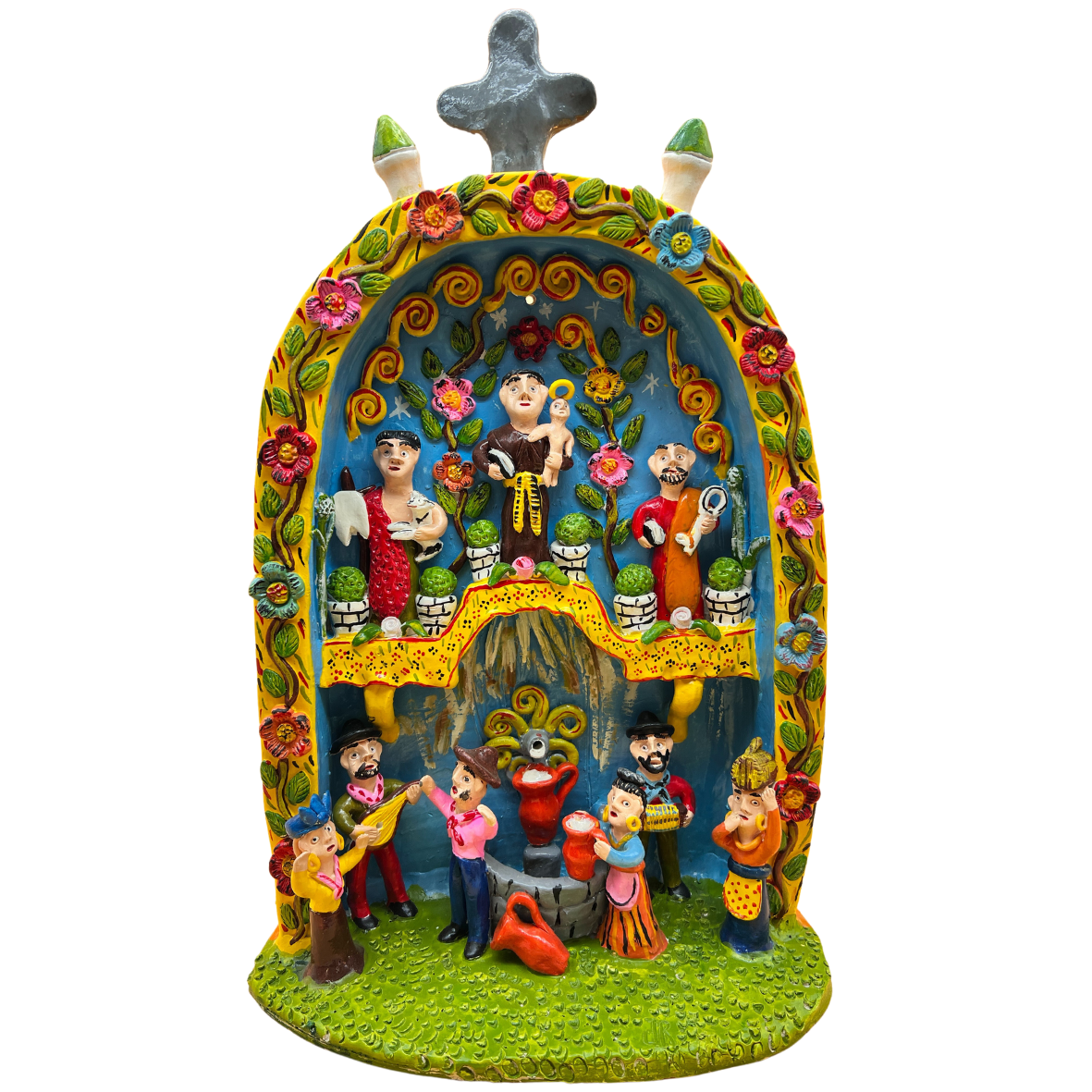 Objeto decorativo de cerâmica colorida com figuras humanas e flores, em forma de altar com crucifixo