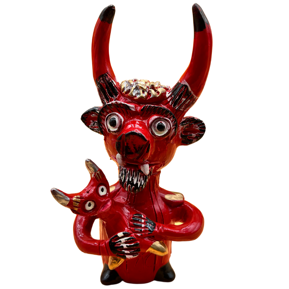 Figura decorativa vermelha de criatura com chifres segurando animal menor