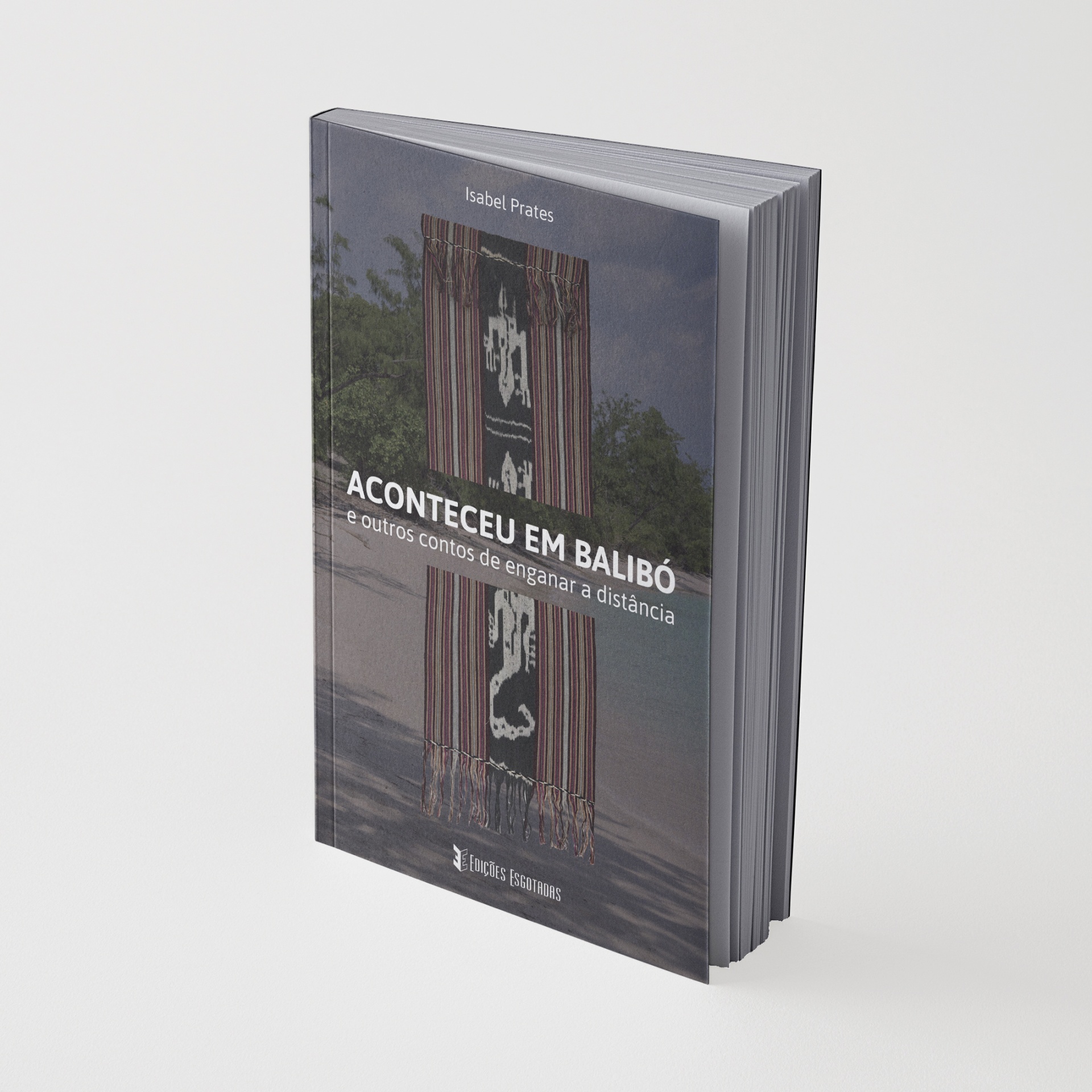Livro com capa dura mostrando um tapete decorativo e texto ACONTECEU EM BALIBÓ