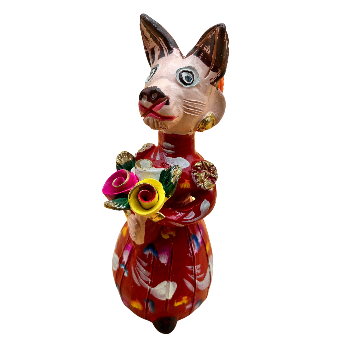 Figura em cerâmica de um gato vestido a vermelho a segurar flores, com detalhes coloridos e dourados.