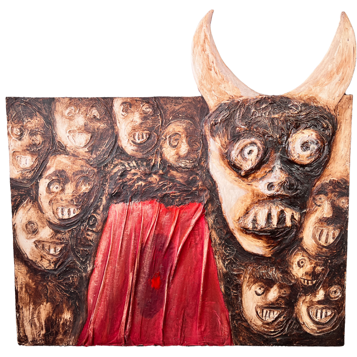 Escultura em madeira com rostos humanos e cortina vermelha