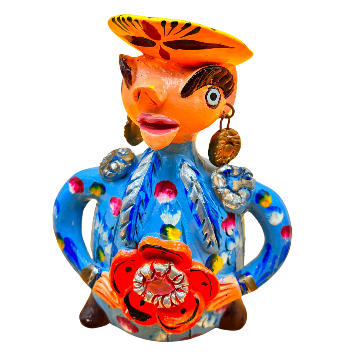 Escultura colorida em cerâmica de figura humana com chapéu e flor vermelha