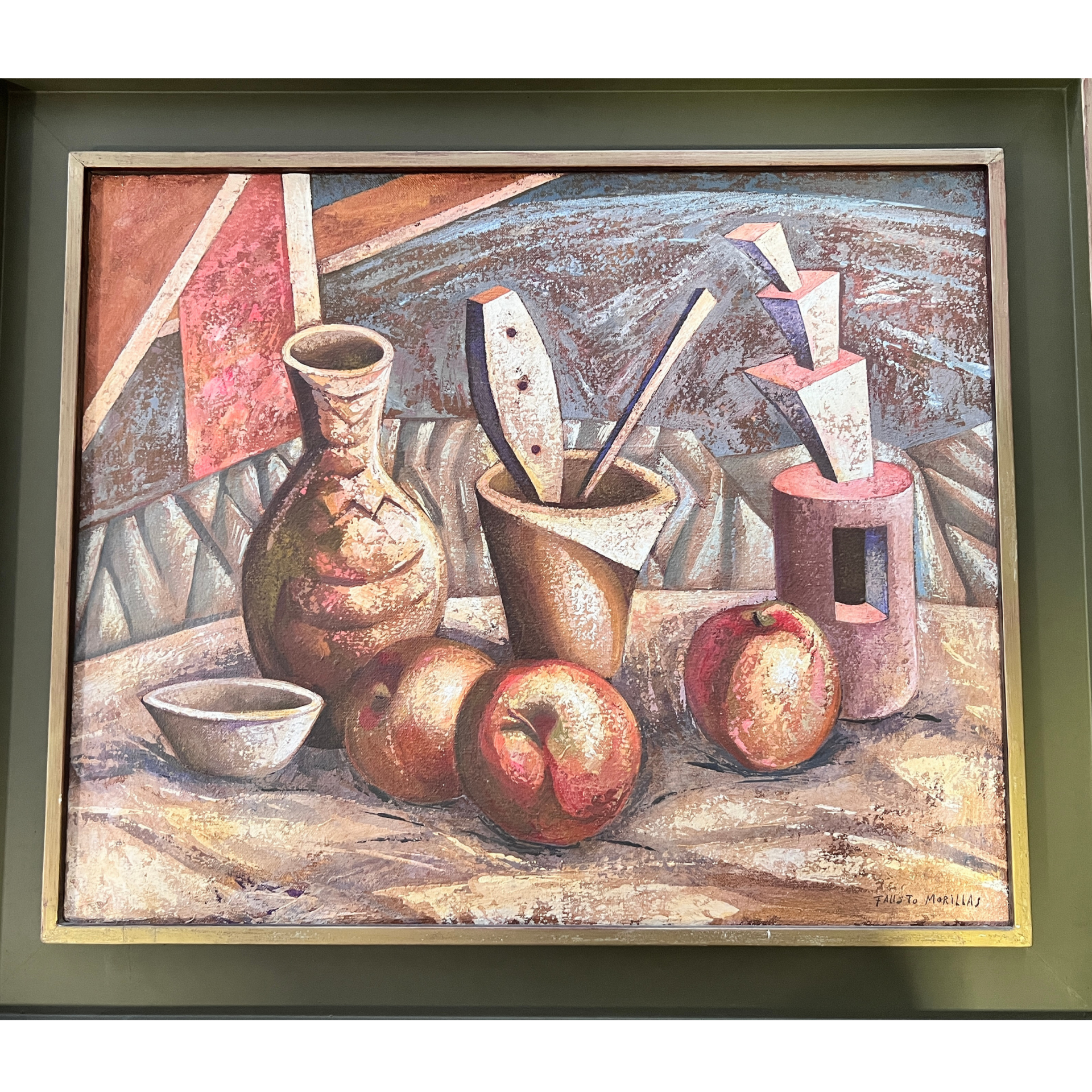 Quadro com natureza morta incluindo jarro, pilão, pêssegos, tigela branca e recipiente com cartas, em estilo geométrico.