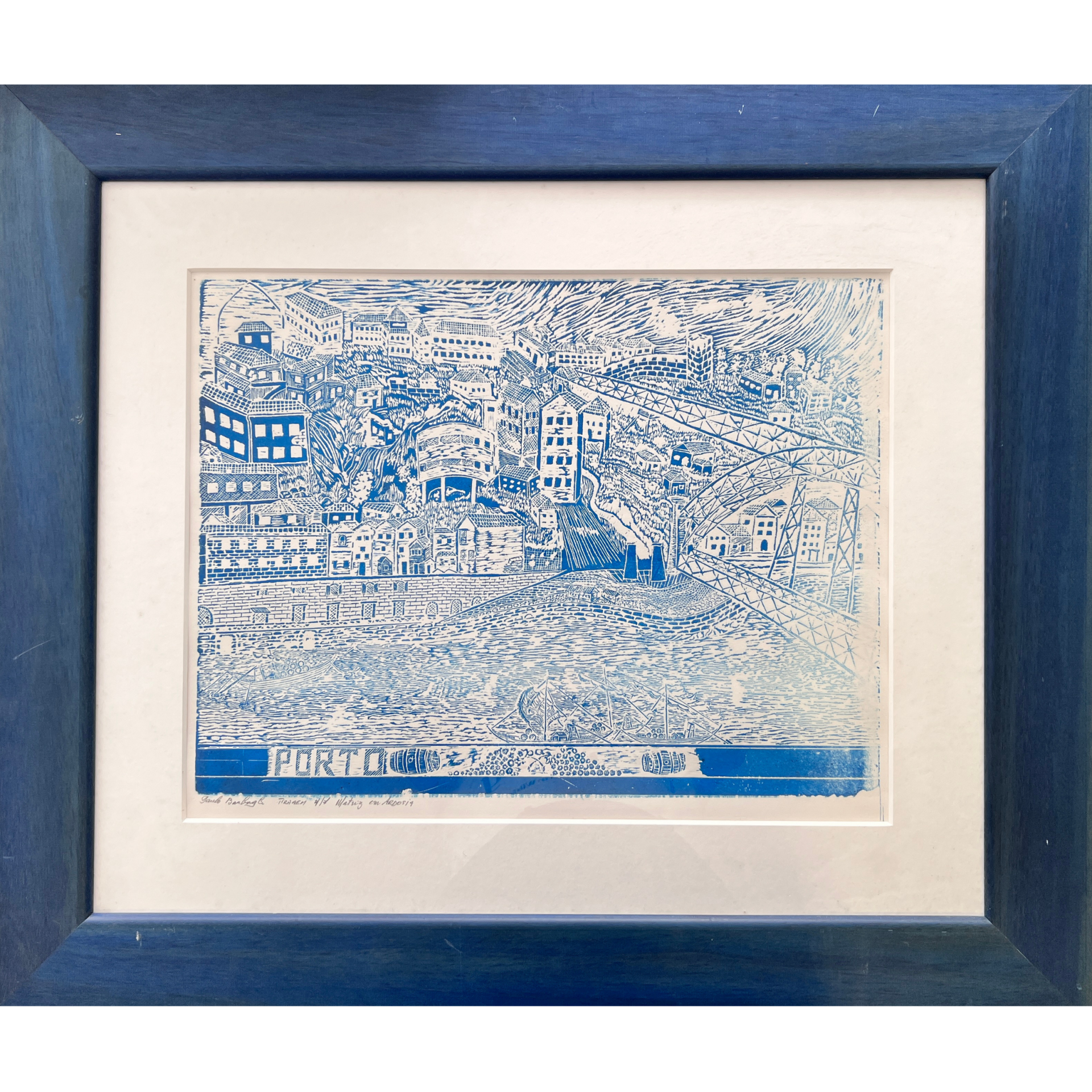 Gravura azul e branca de paisagem urbana moldurada a azul