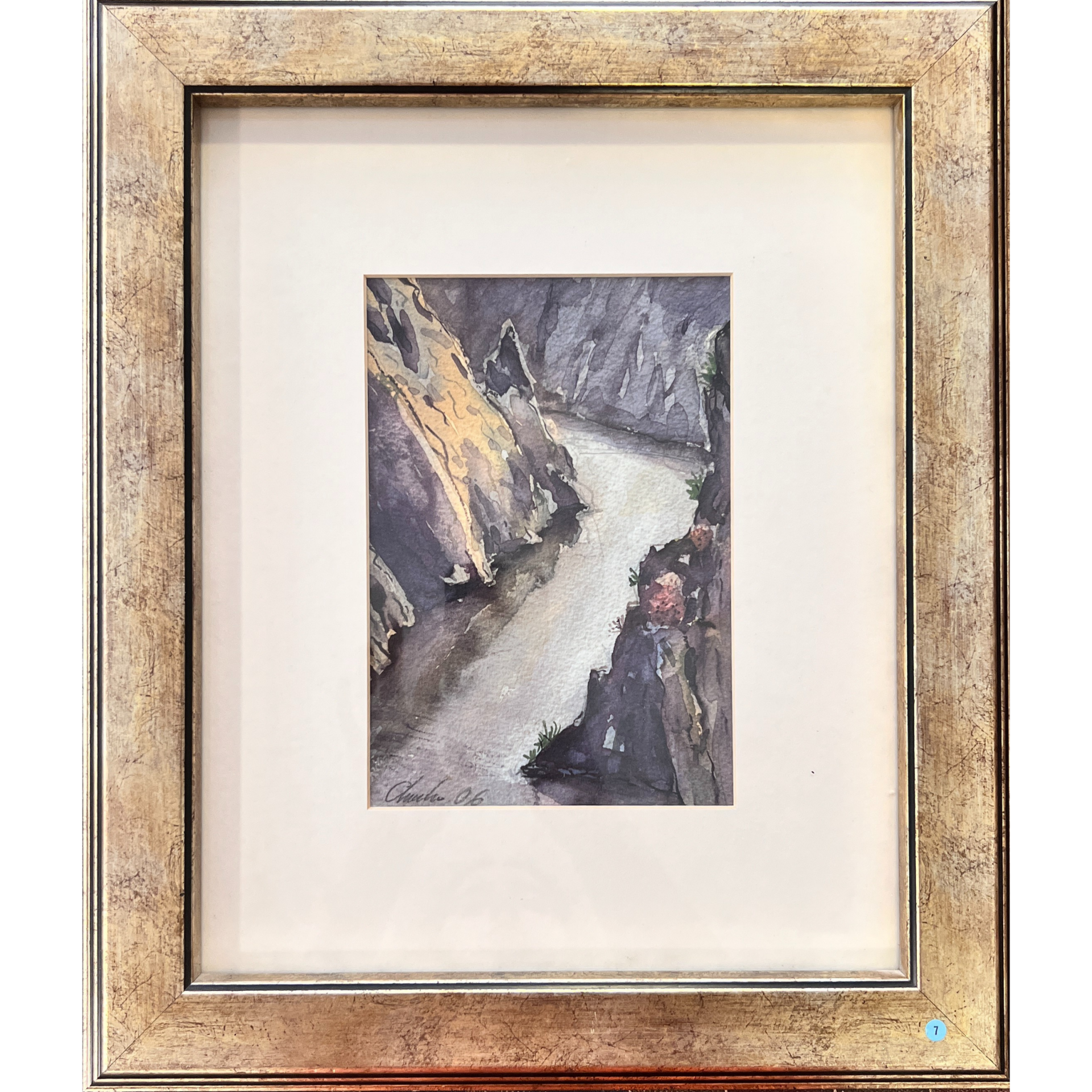 Pintura de rio entre rochas com flores em moldura dourada envelhecida