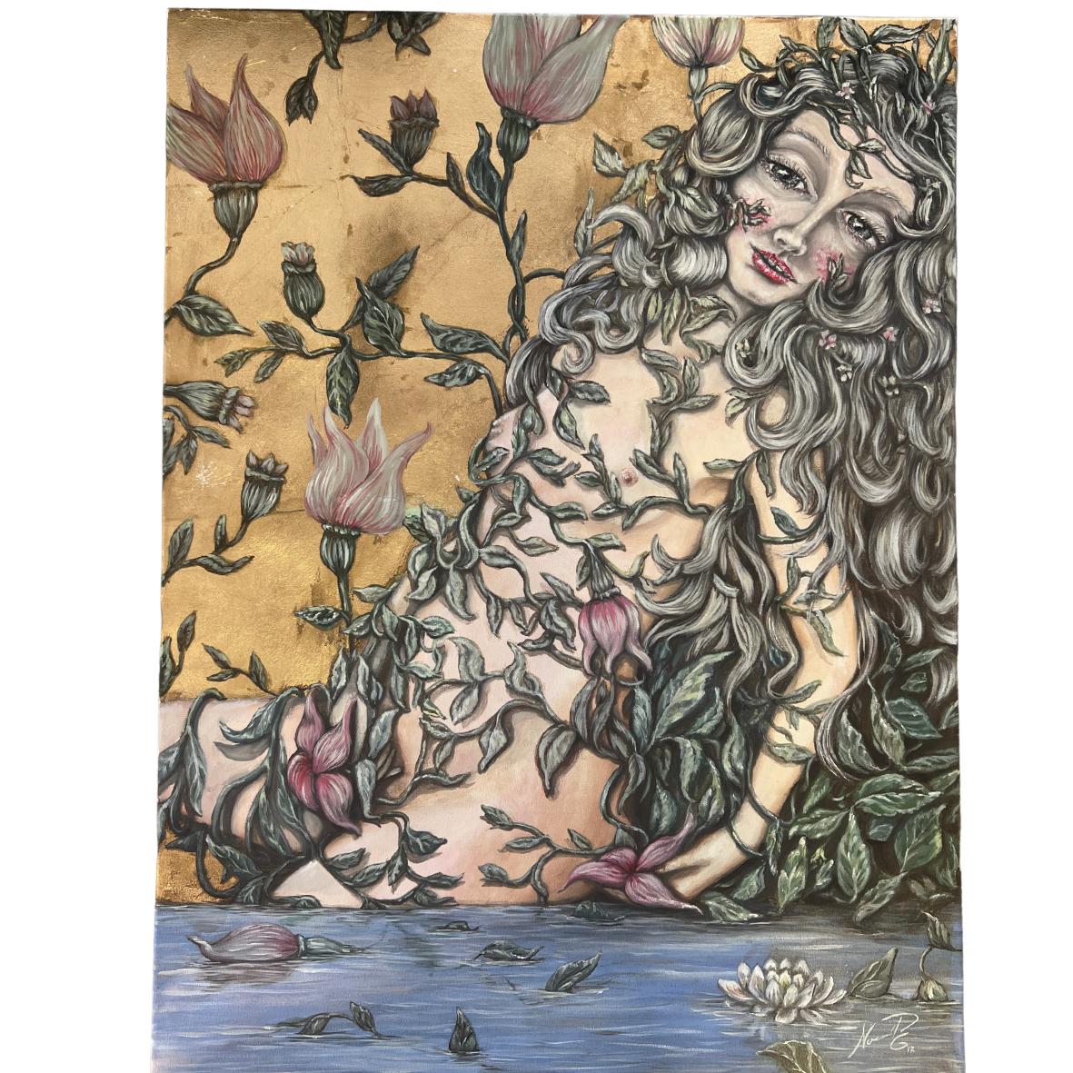 Desenho artístico de mulher com flores e folhas em fundo dourado junto a lago.