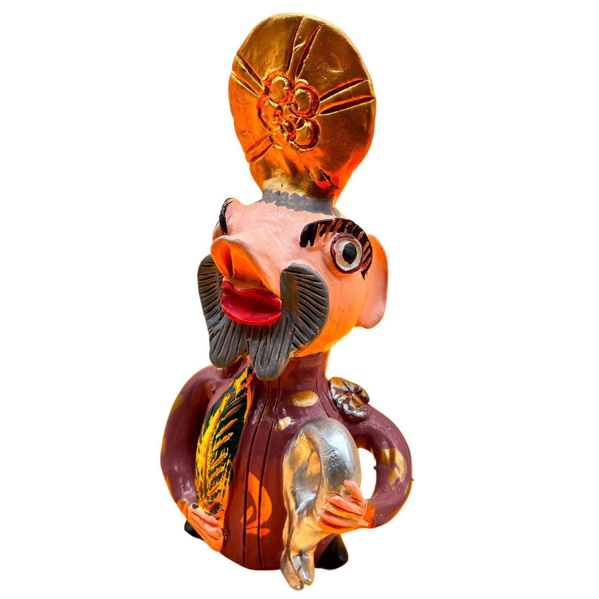 Estatueta colorida de homem com bigode e chapéu segurando peixe