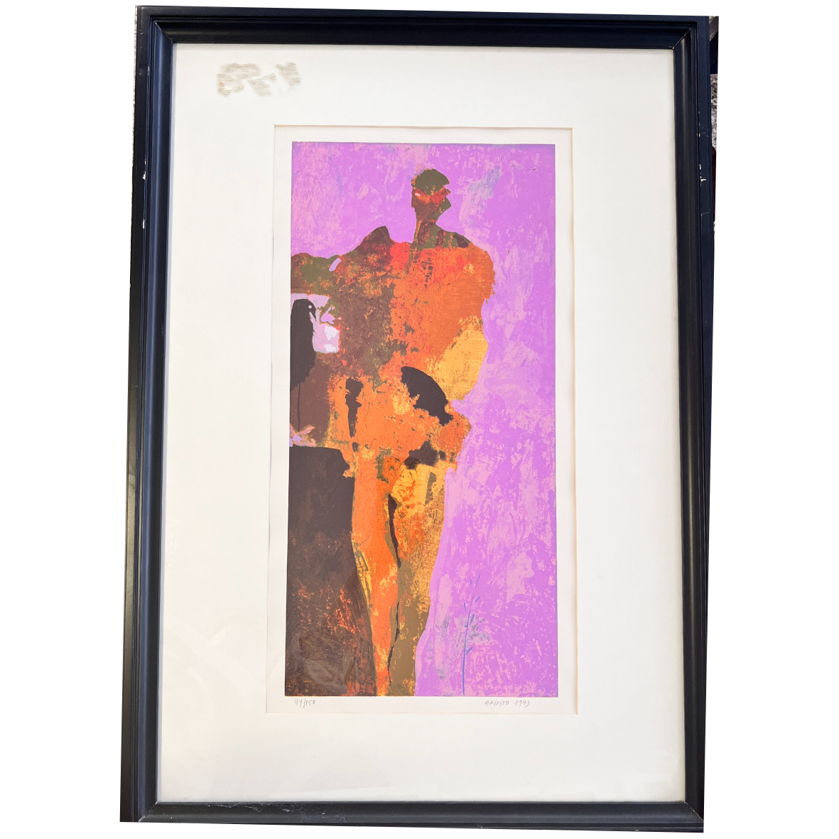 Quadro com arte abstrata em moldura preta, arte em tons roxo, laranja e castanho.